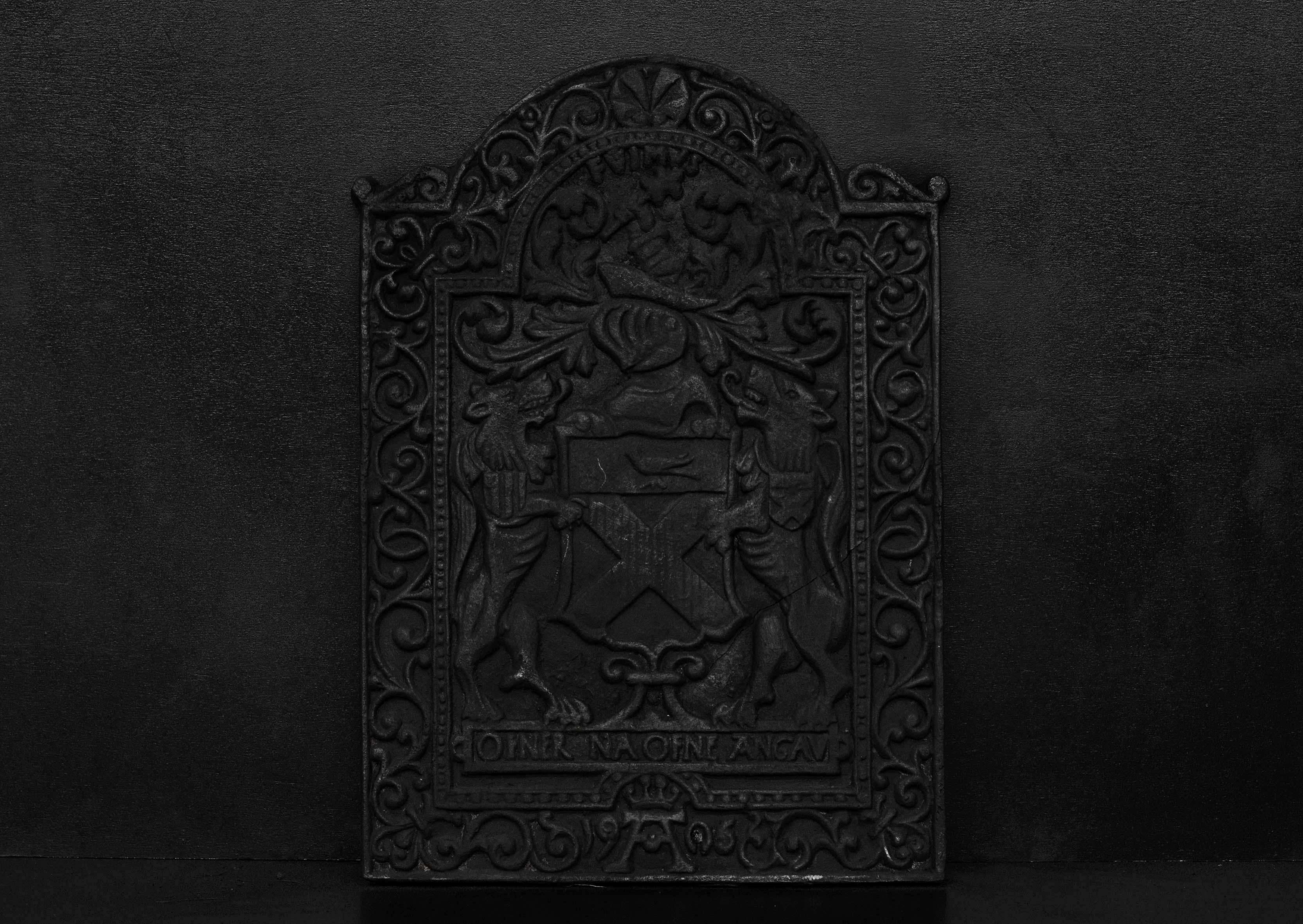 Anglais Plaque de cheminée en fonte à l'effigie de We the Beast en vente