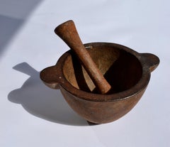 Un mortier en fonte avec son insecte d'origine - France - Début du XXe siècle