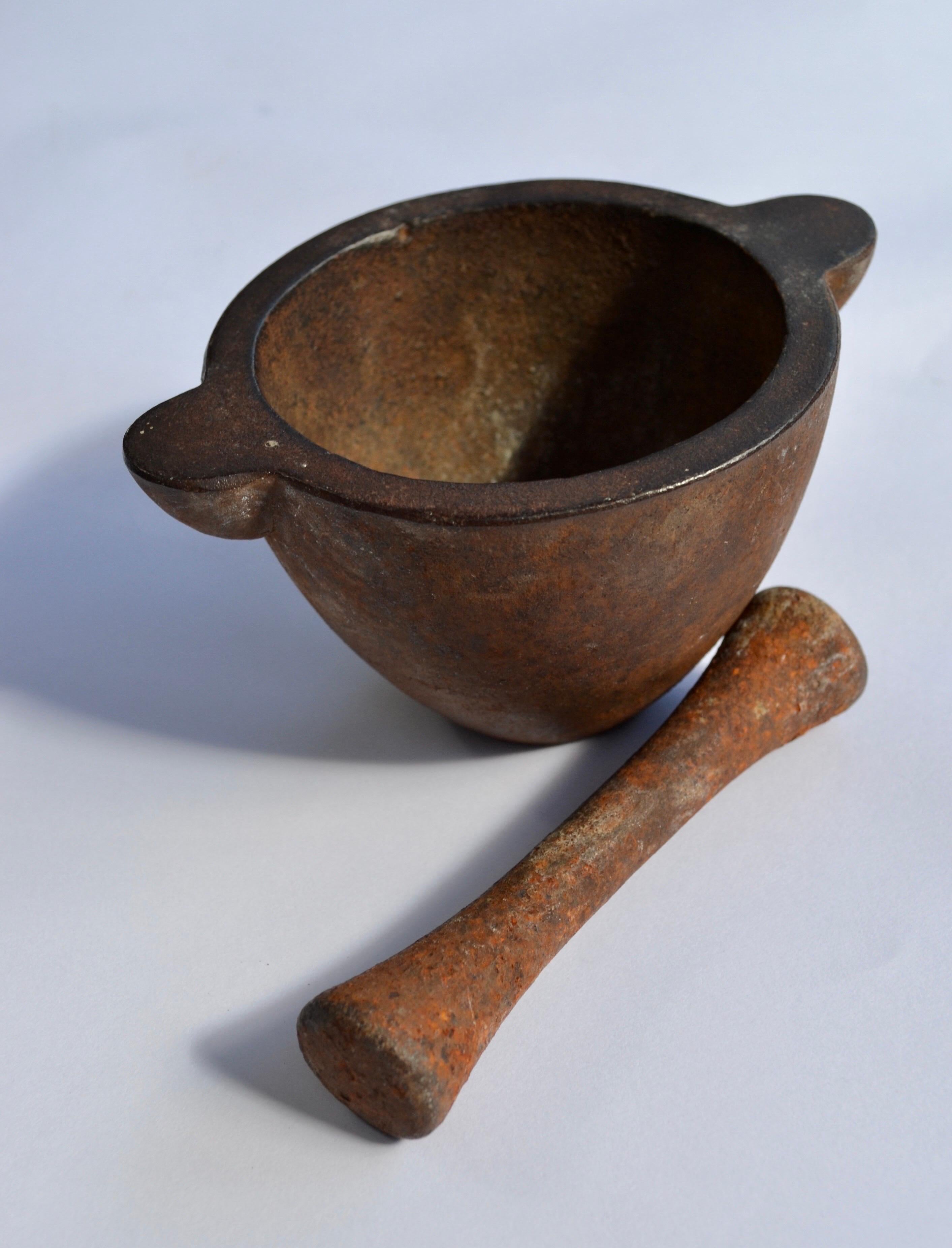 Un mortaio in ghisa con il suo pestello originale - Francia - Inizio del XX secolo In condizioni buone in vendita a SOTTEVILLE-LÈS-ROUEN, FR