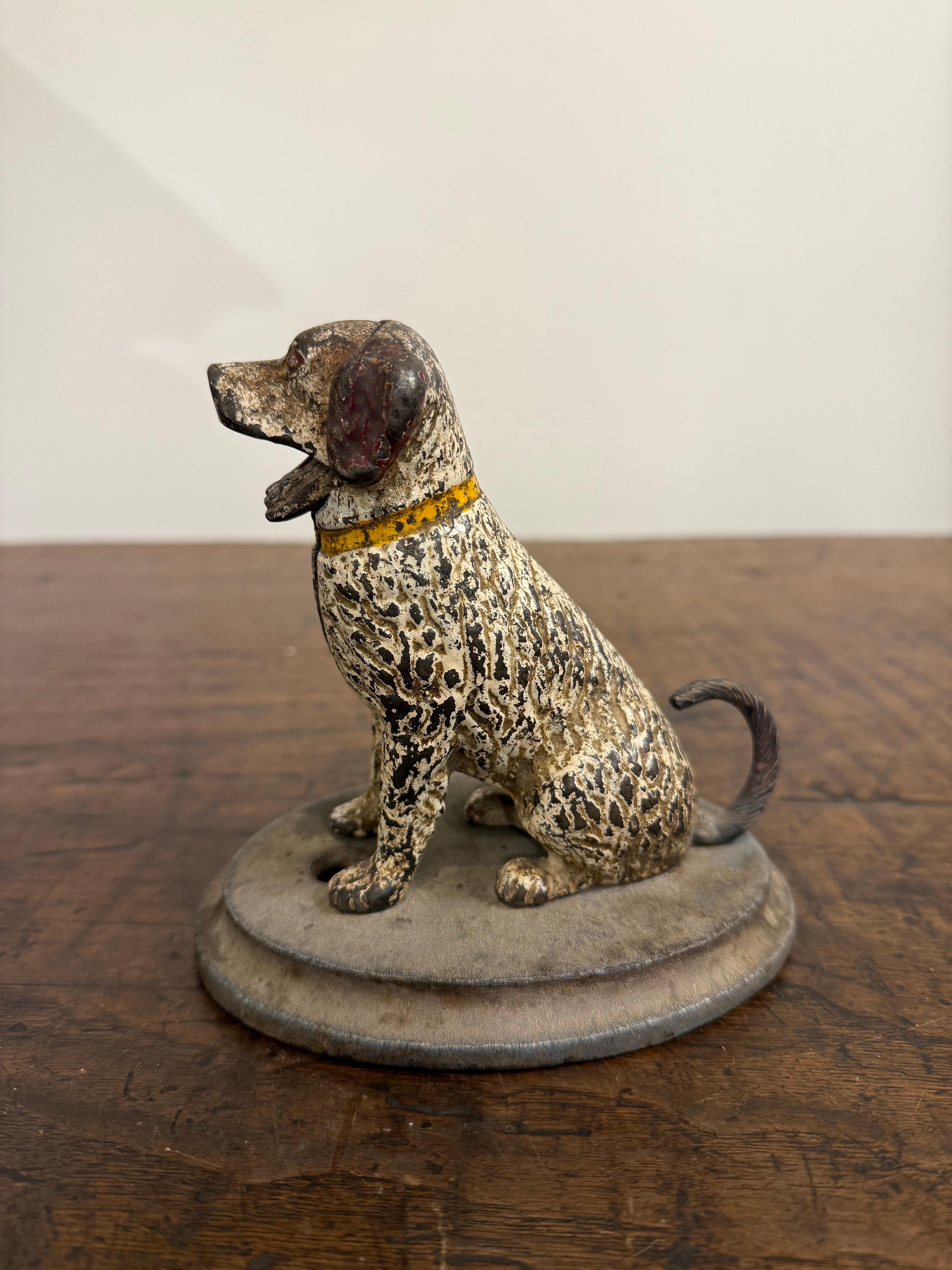 Un chien peint en fonte, 20e siècle

Provenance : Collection privée australienne.

Dimensons :
Hauteur : 12 cm.
Largeur : 12 cm.
Profondeur : 9cm.