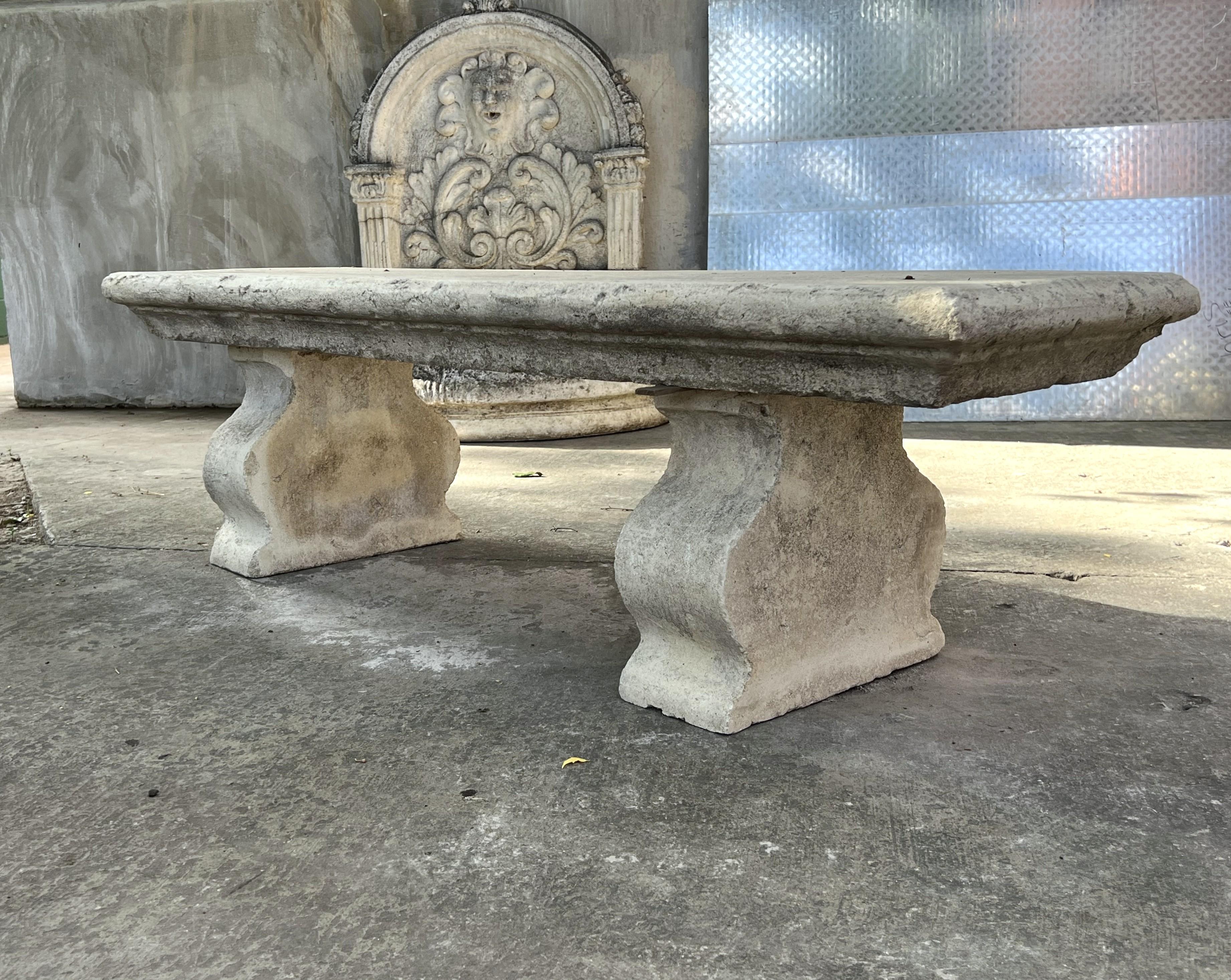 Plus d'informations bientôt...

Ce banc de jardin en pierre calcaire reconstituée, originaire du sud de l'Italie, présente une assise de cinq pouces d'épaisseur, agrémentée d'une contre-dépouille en forme d'ogive. Soutenu par une paire de pieds