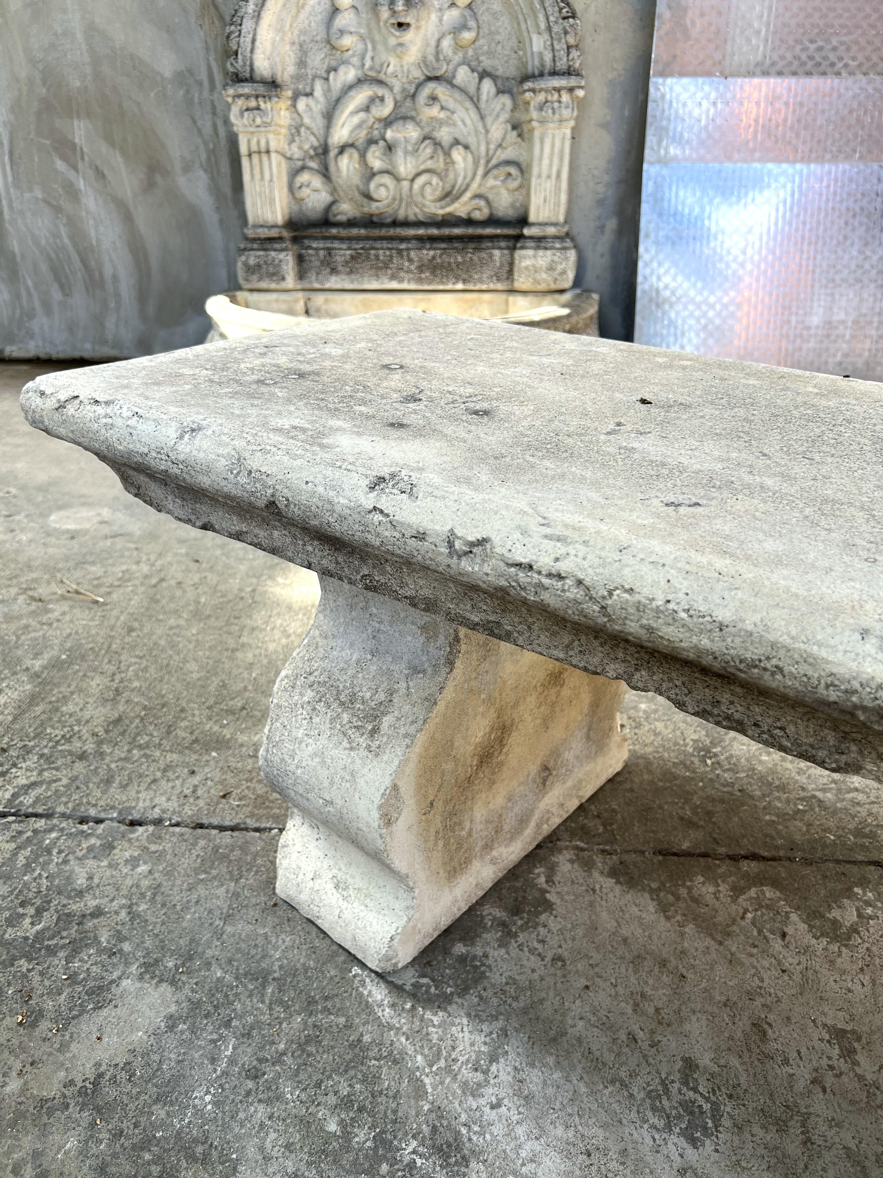 Banc de parc en pierre calcaire coulée du sud de l'Italie en vente 1