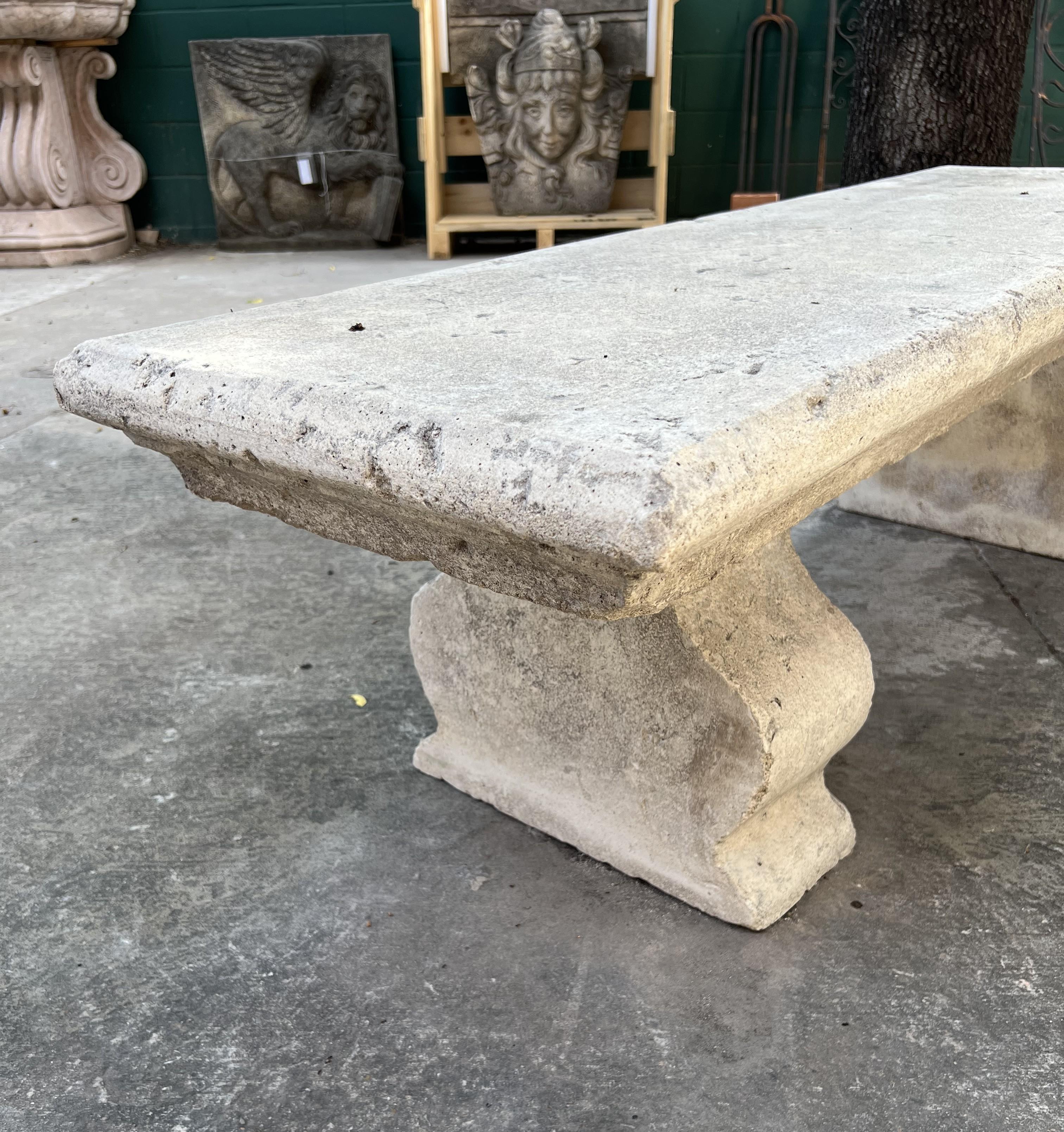 Banc de parc en pierre calcaire coulée du sud de l'Italie en vente 2