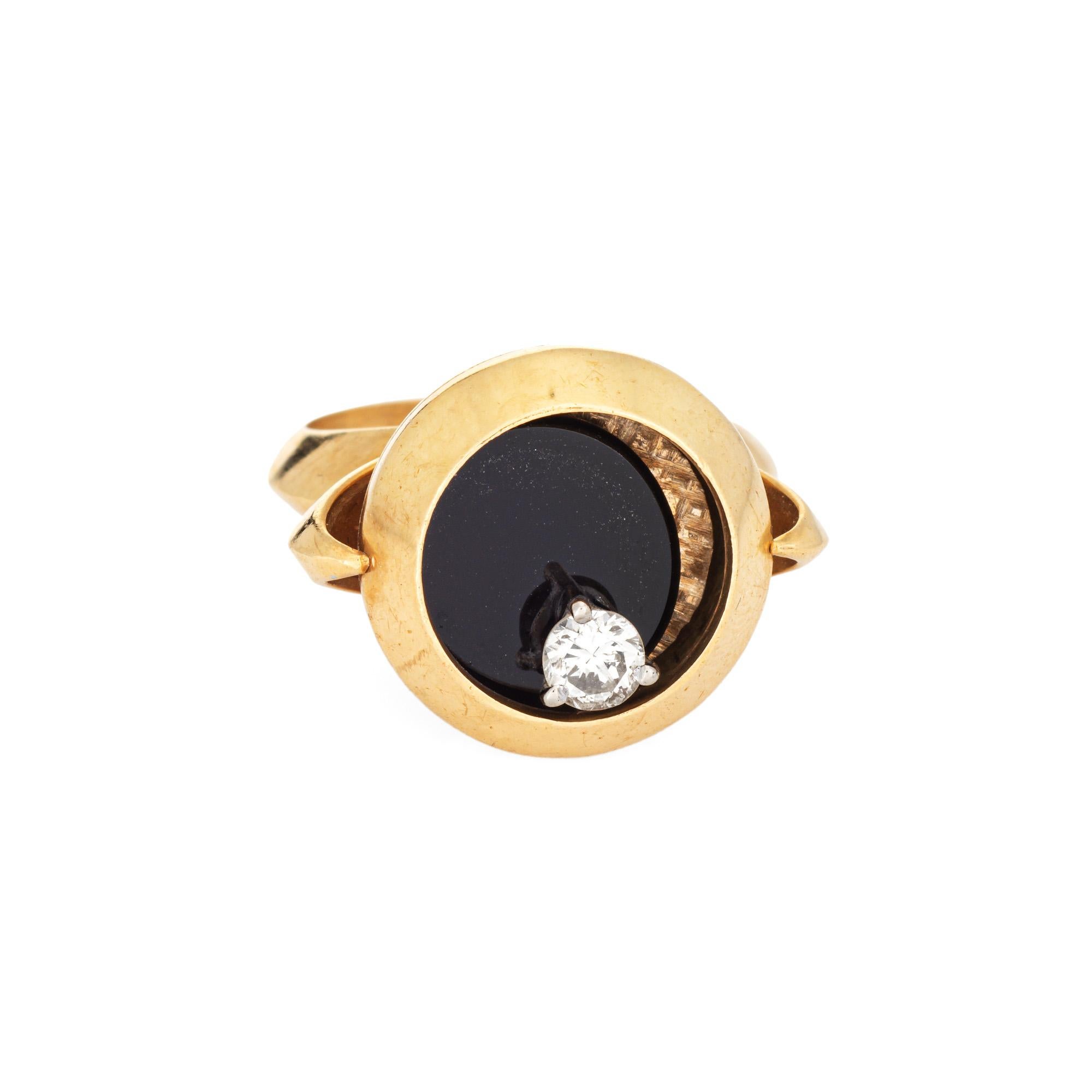 Élégante bague de mouvement en diamant Angel Castelo en or jaune 18 carats (circa 1976). 

Un diamant rond de taille brillant estimé à 0,20 carat est serti dans la monture (couleur estimée I-J et pureté VS2-SI1).  

Angel Castelo est un bijoutier