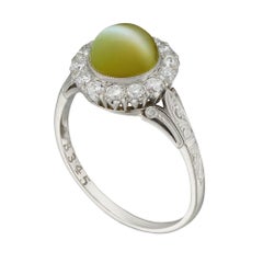 Bague avec un chrysobéryl « œil-de-chat » et un ensemble de diamants