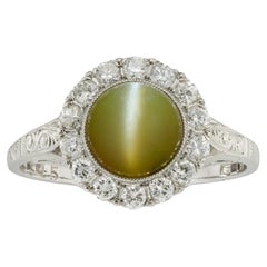 Bague avec un chrysobéryl « œil-de-chat » et un ensemble de diamants
