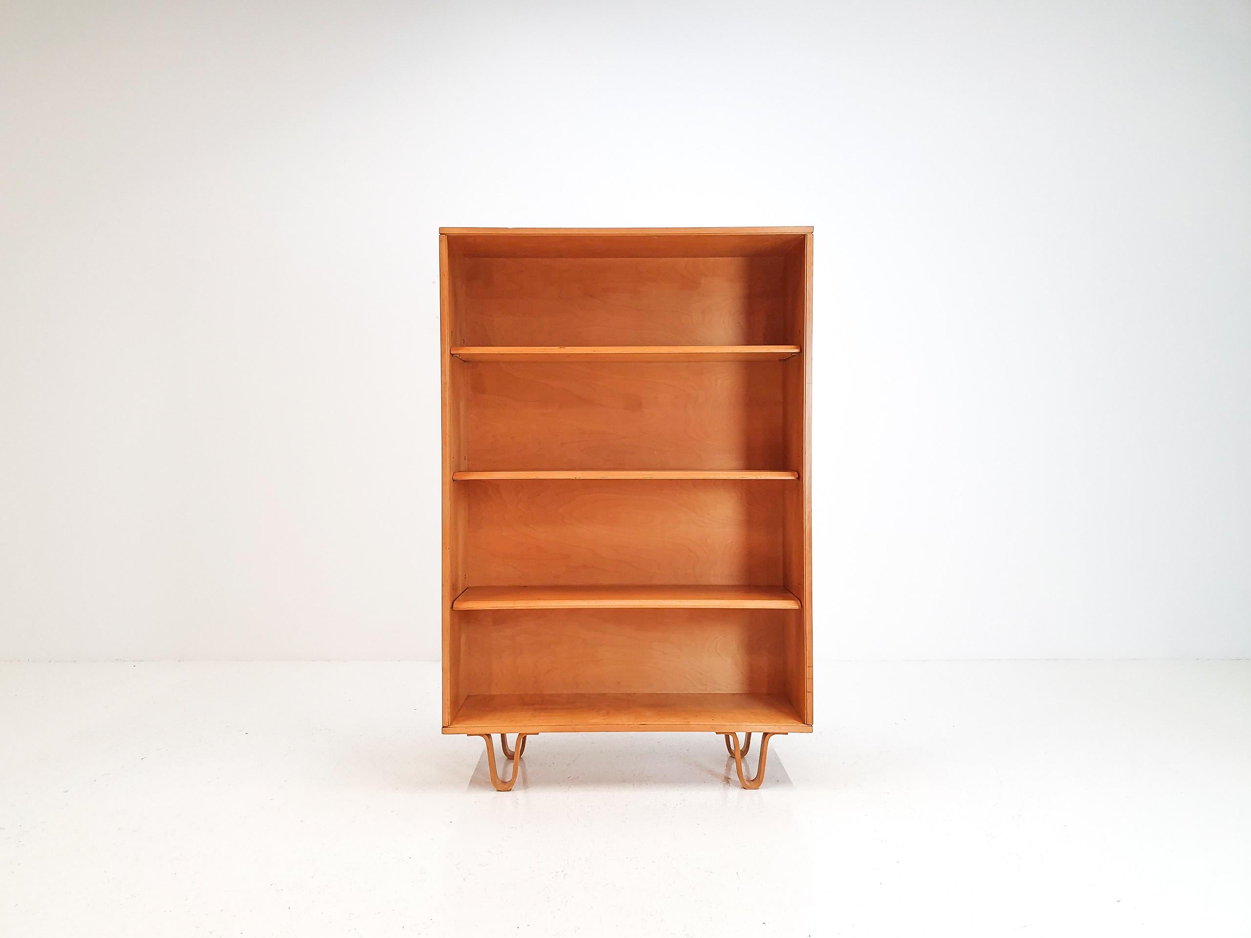 A Cees Braakman designed BB02 birch bookcase, part of the Combex range. An iconic design consisting of shelving and the Cees Braakman signature design feature the looped curved birch legs which make this range so famous.

The piece is in nice