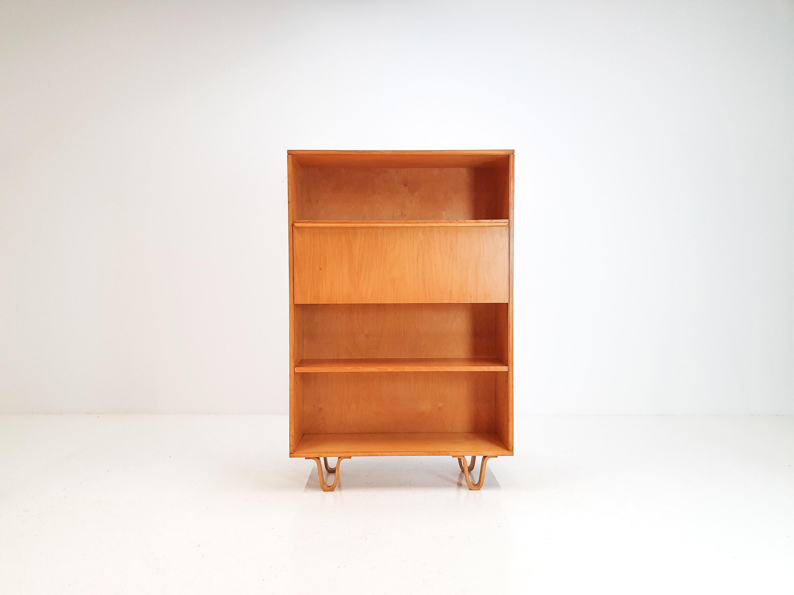 A Cees Braakman BB04 Birch Secretaire for UMS Pastoe, Designed 1952, Netherlands

A Cees Braakman designed BB04 birch bookcase and writing desk, part of the Combex range. Consisting of shelving, a folding down desk shelf and internally a white