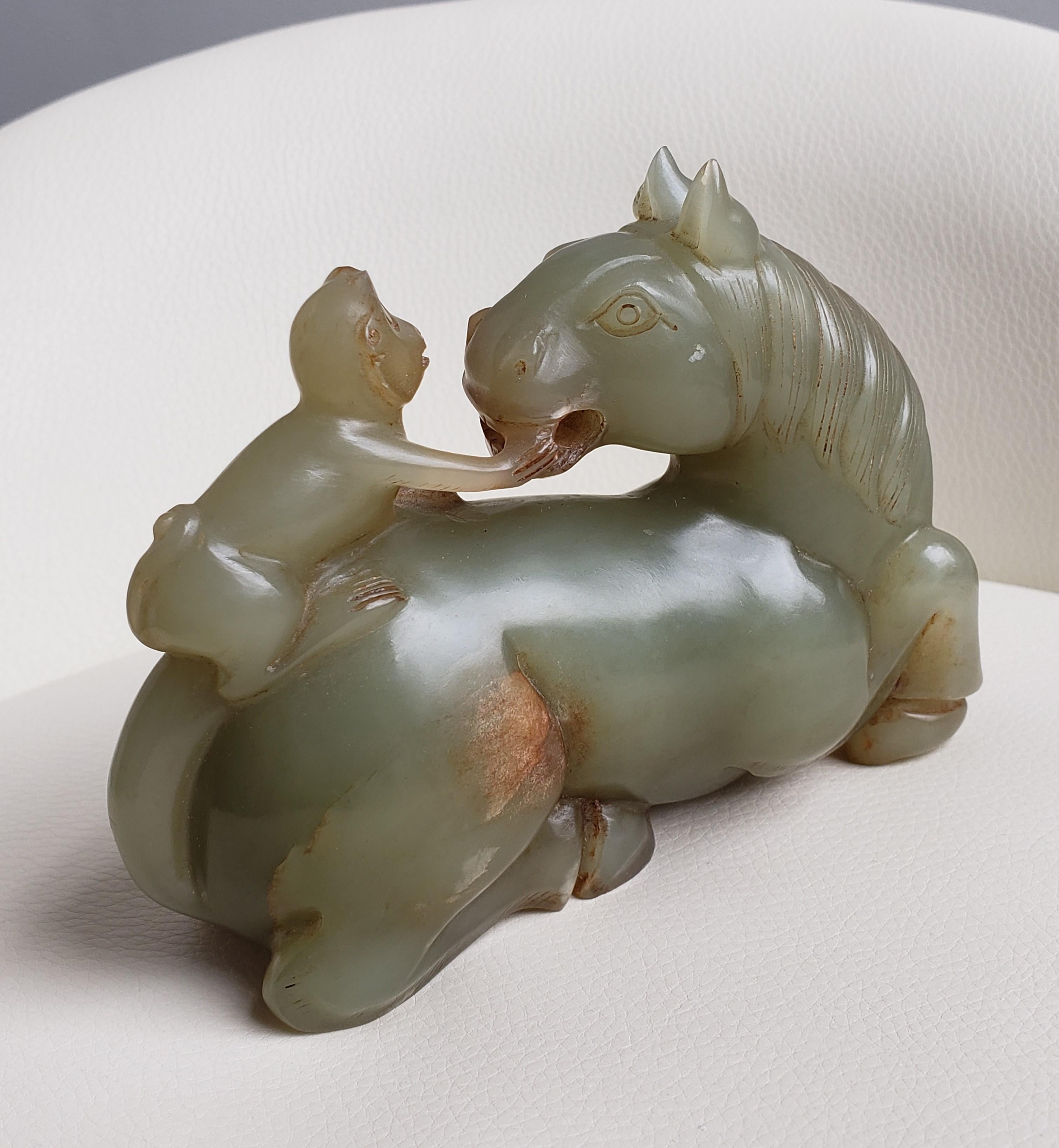 Un cavallo e una scimmia di giada celadon in vendita 7