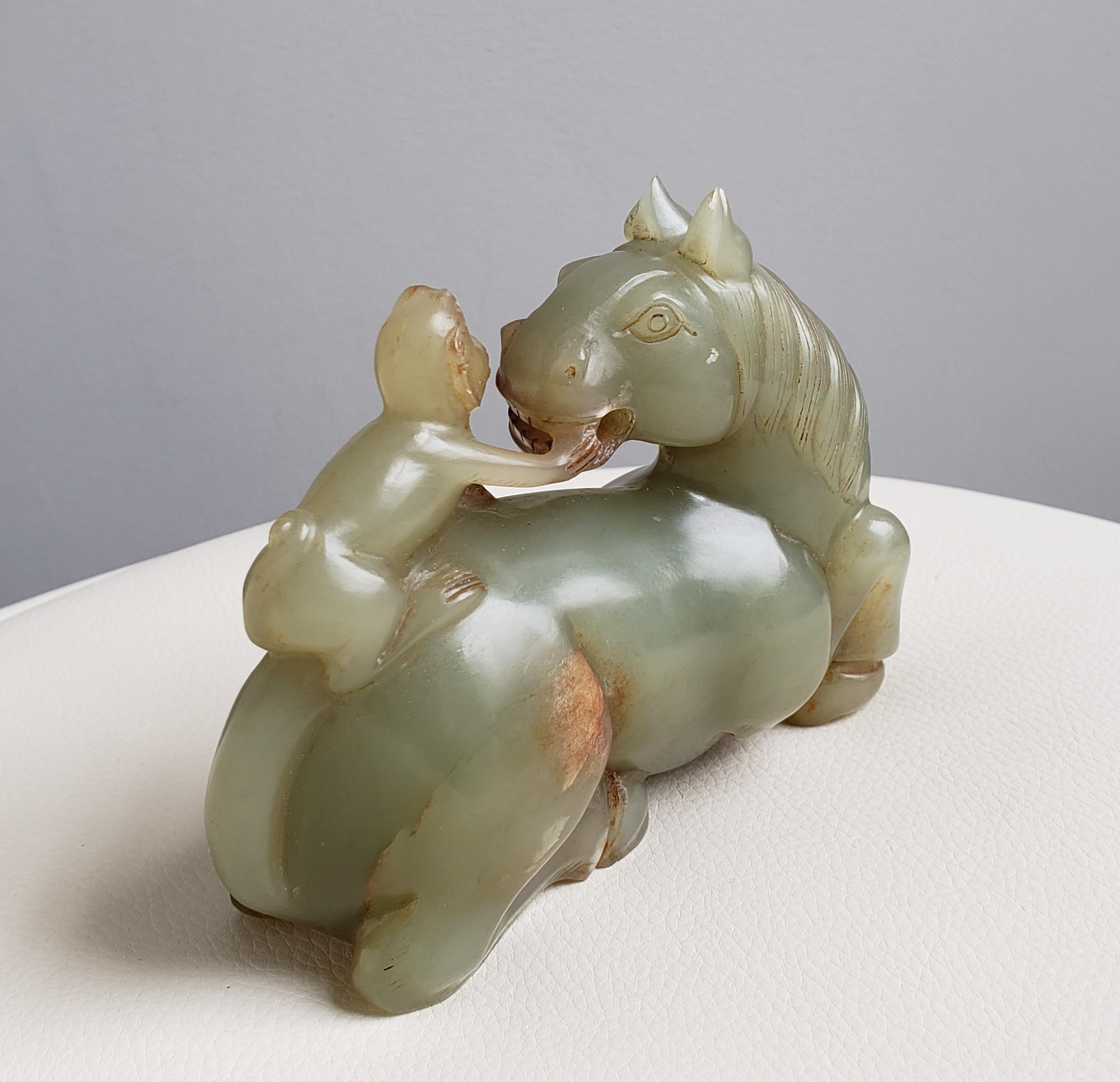 Un cavallo e una scimmia di giada celadon in vendita 3