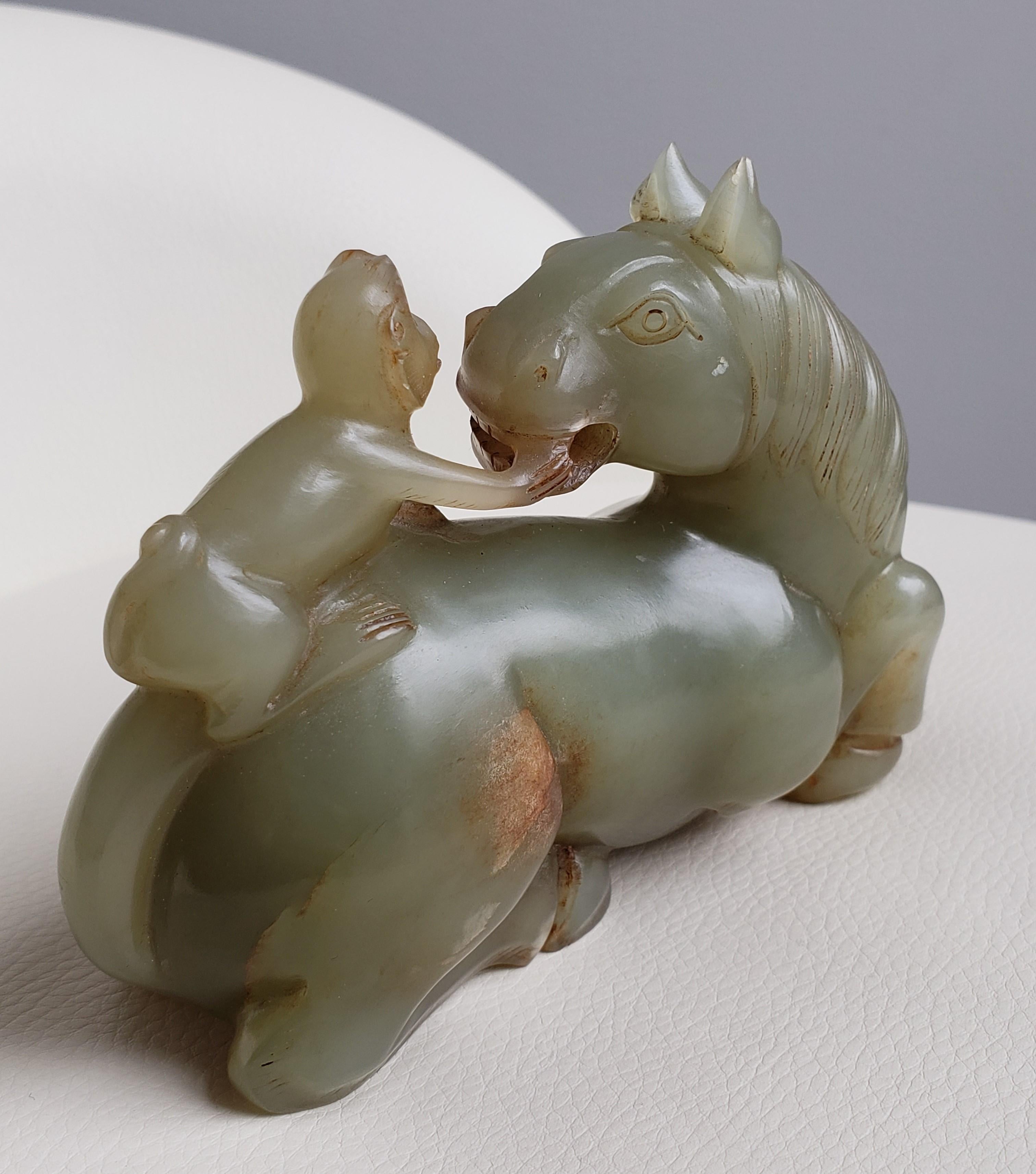 Un cavallo e una scimmia di giada celadon in vendita 4