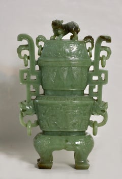 Vase et couvercle en jade céladon:: chinois