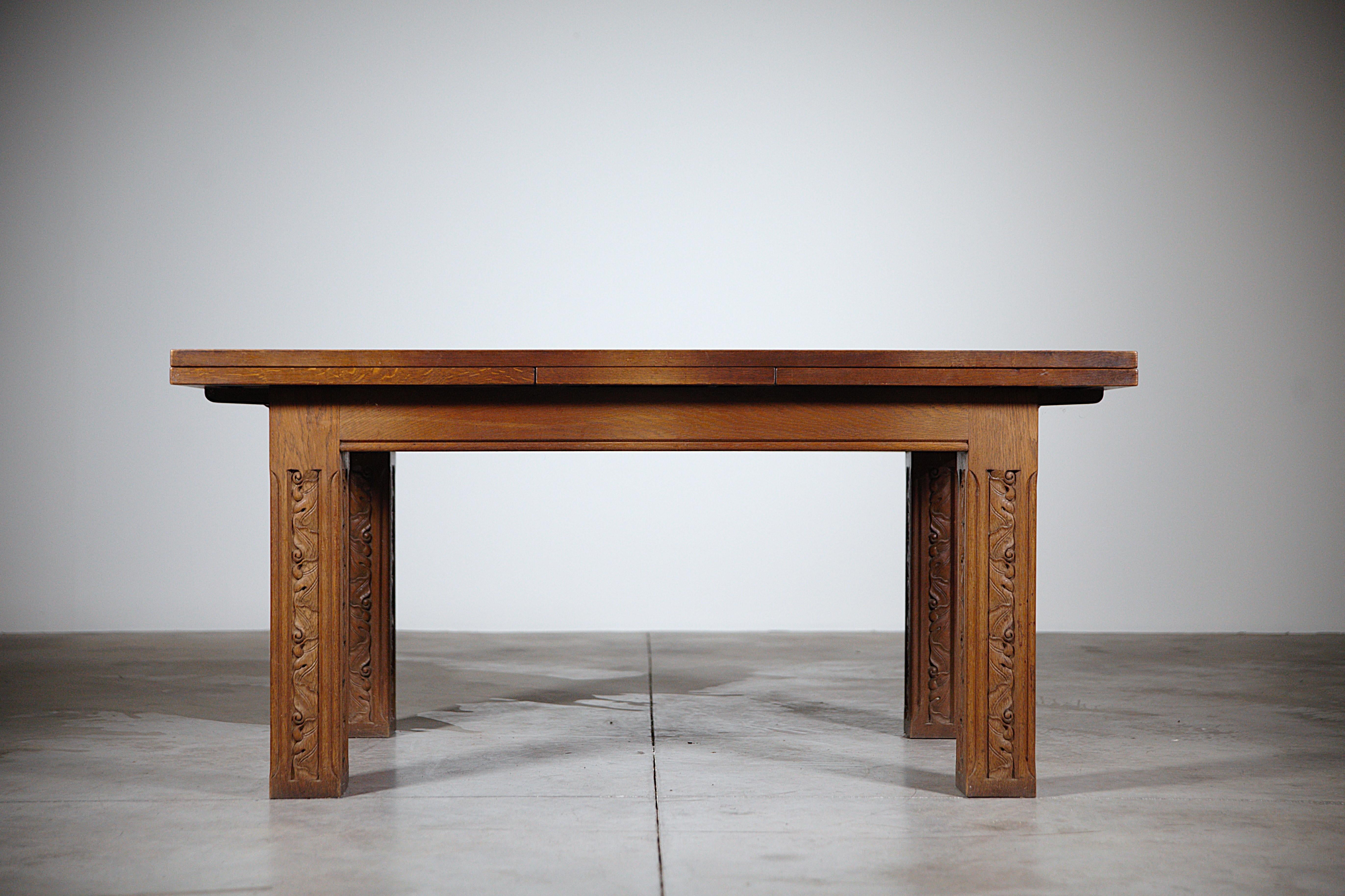 Une table de salle à manger de Joseph Savina.

Avec deux extensions : une extension : 60cm  Longueur avec deux extensions : 280cm

Jolis pieds sculptés.

Modèle : Saint Gonéry

Bois de chêne