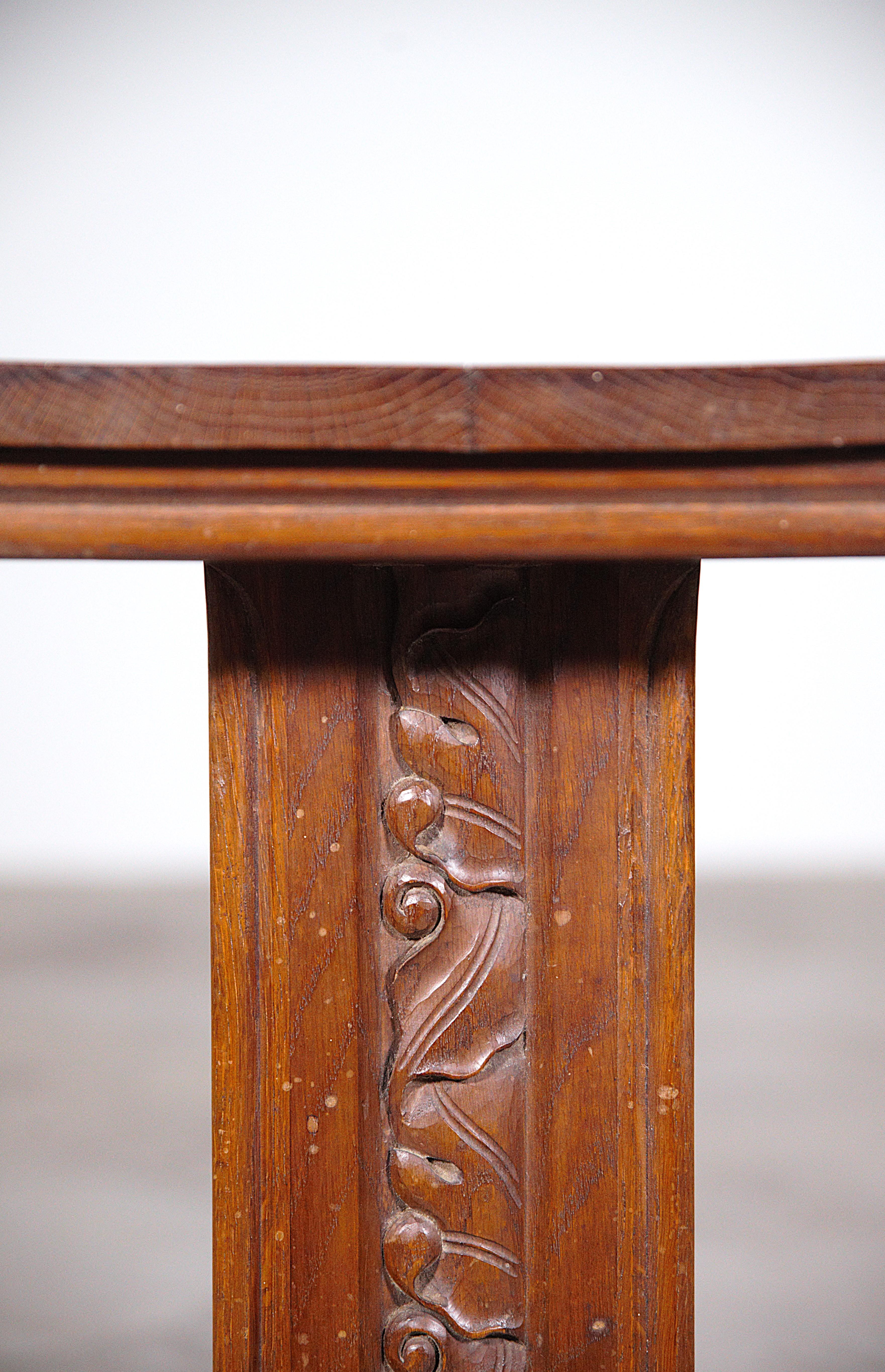 Ein Celtic-Sockel von Joseph Savina, Frankreich 1960er Jahre (Holz) im Angebot