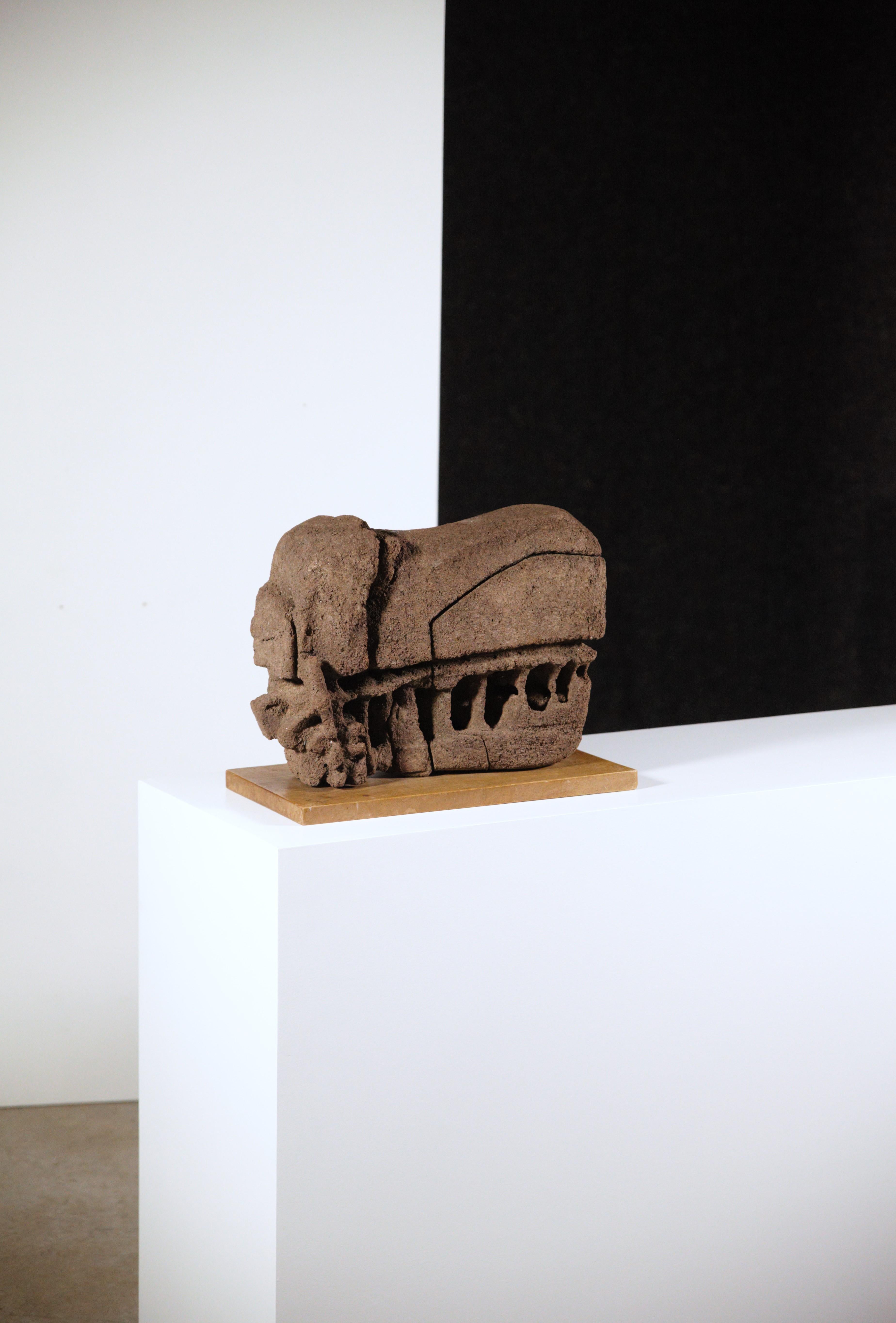 Eine abstrakte Skulptur von Jean Amado.

Basalt-Zement.

Frankreich 1970er Jahre