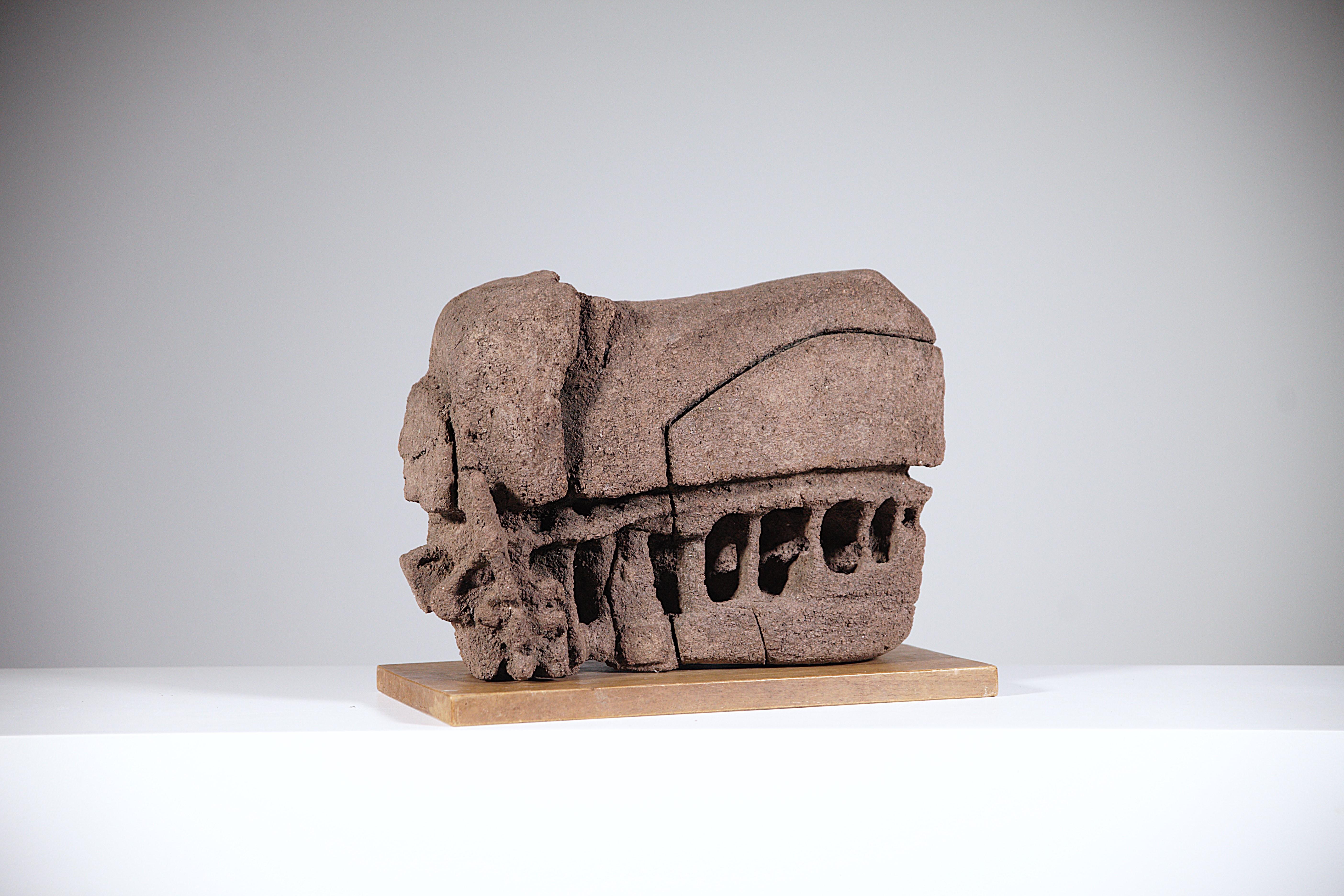 Una scultura astratta di Jean Amado.

Cemento basaltico.

Francia anni '70