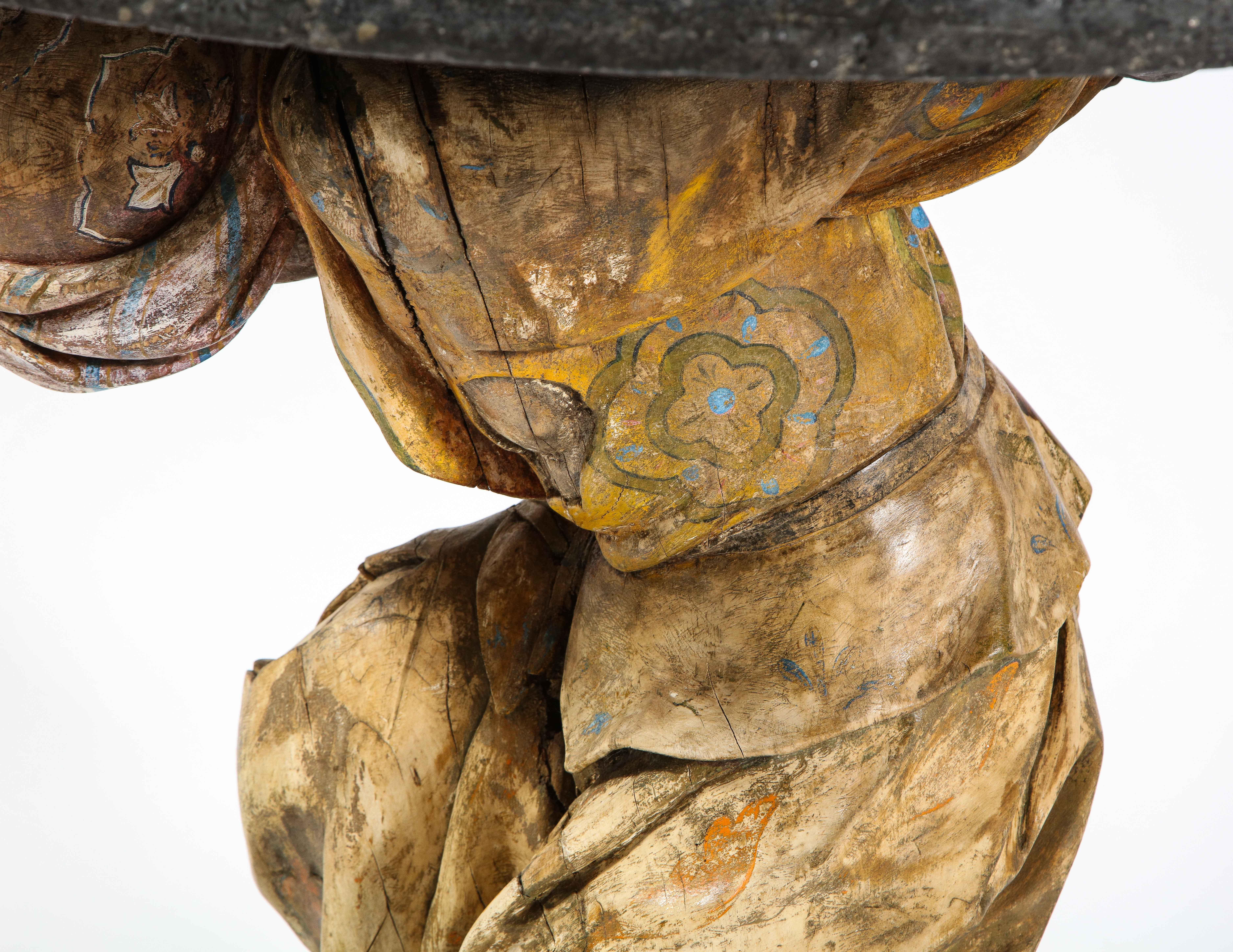 Table centrale d'une figure romaine d'homme en bois sculpté avec un plateau en Pietra Dura en vente 2