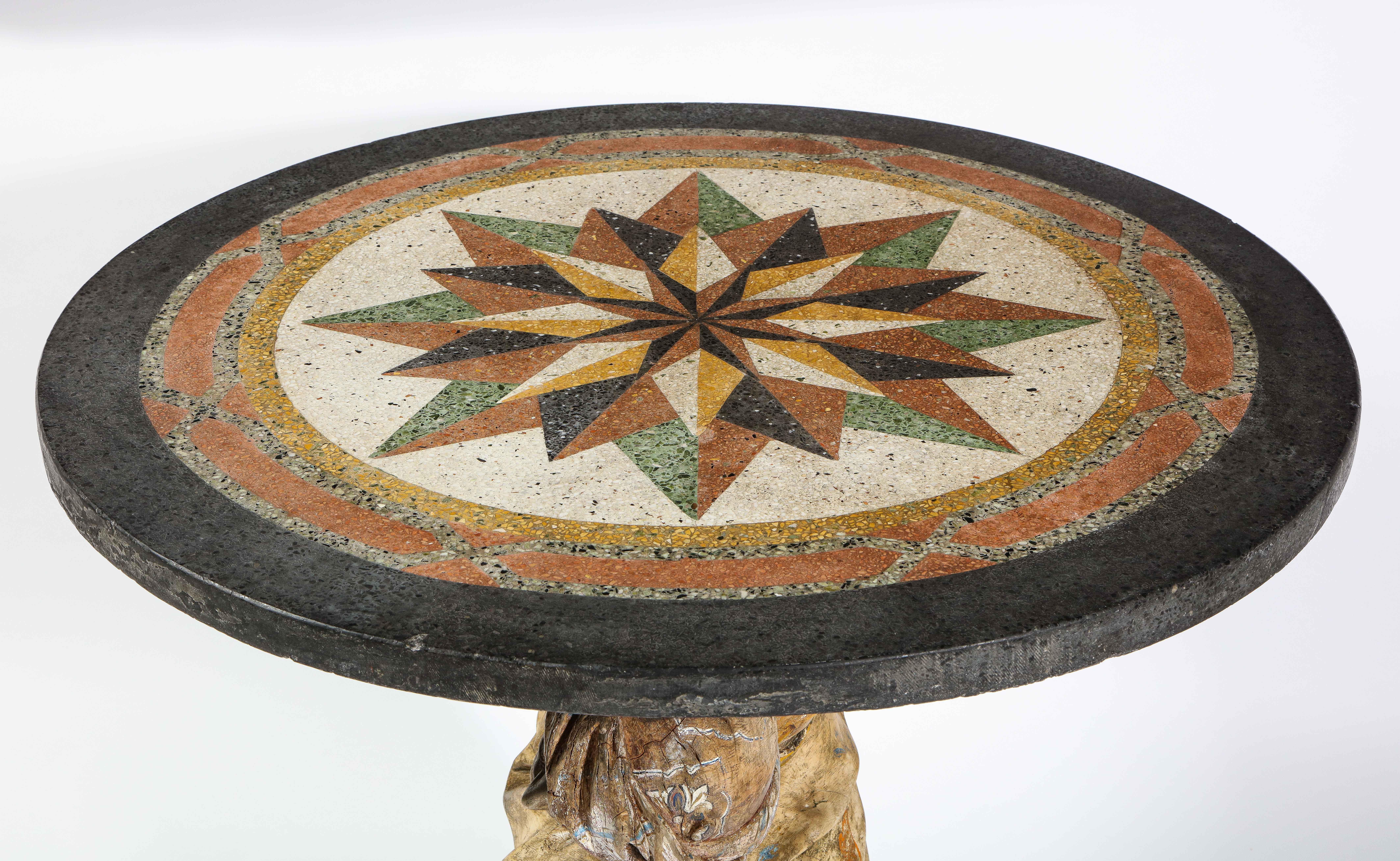 Mitteltisch mit geschnitzter römischer Holzfigur eines Mannes mit Pietra Dura-Platte, geschnitzt im Angebot 5