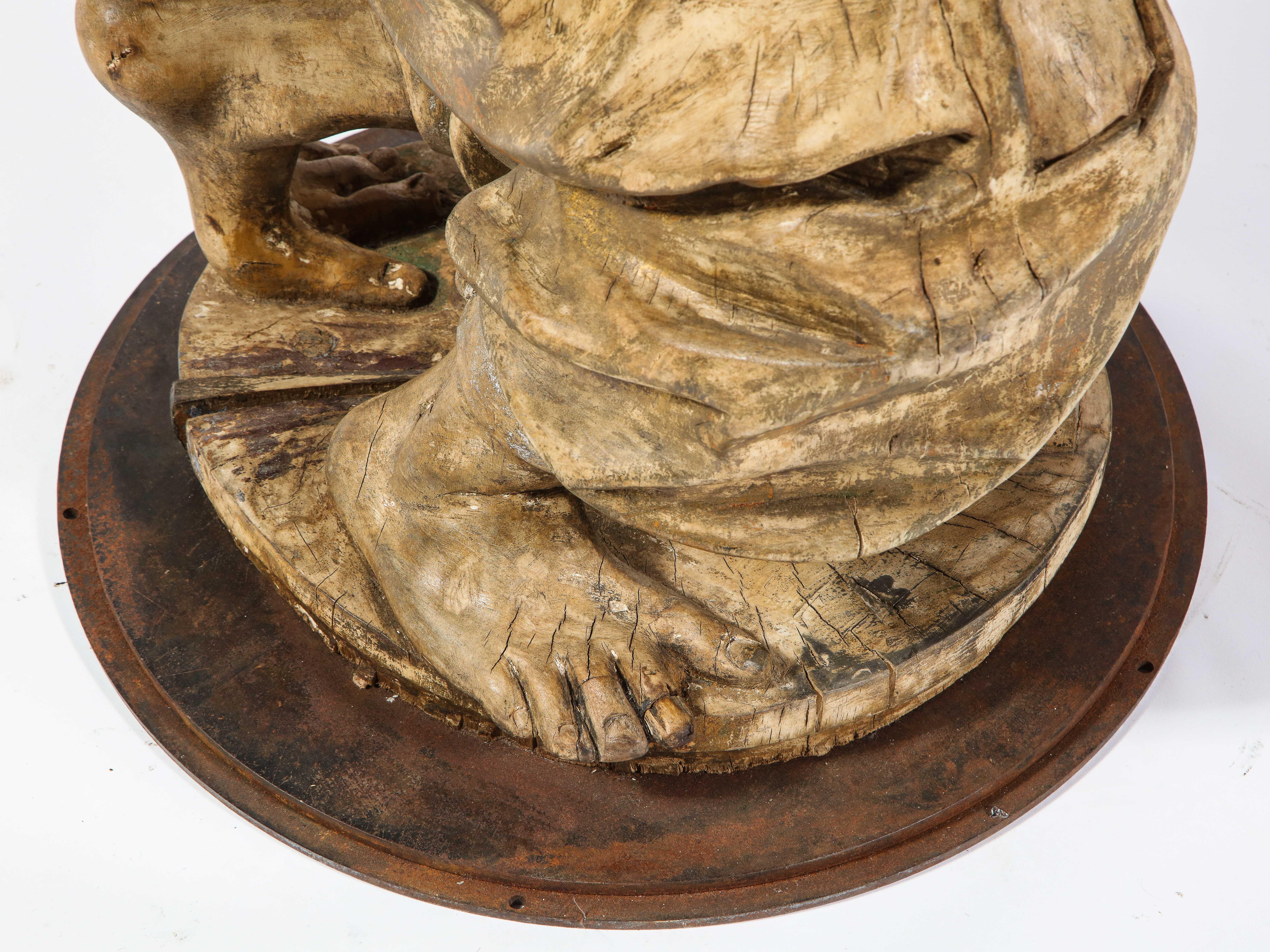 Mitteltisch mit geschnitzter römischer Holzfigur eines Mannes mit Pietra Dura-Platte, geschnitzt im Angebot 10