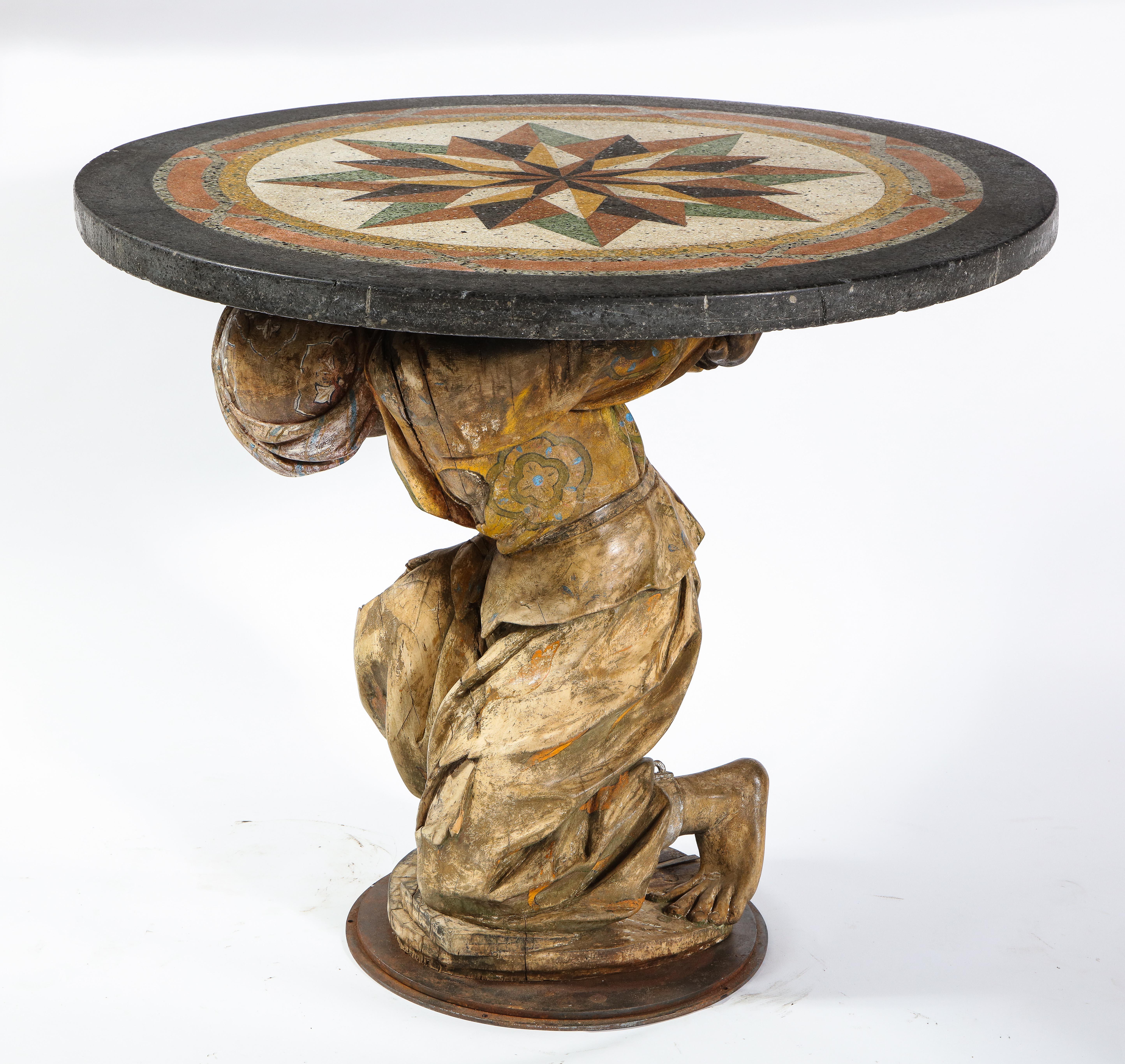 Mitteltisch mit geschnitzter römischer Holzfigur eines Mannes mit Pietra Dura-Platte, geschnitzt (Sonstiges) im Angebot