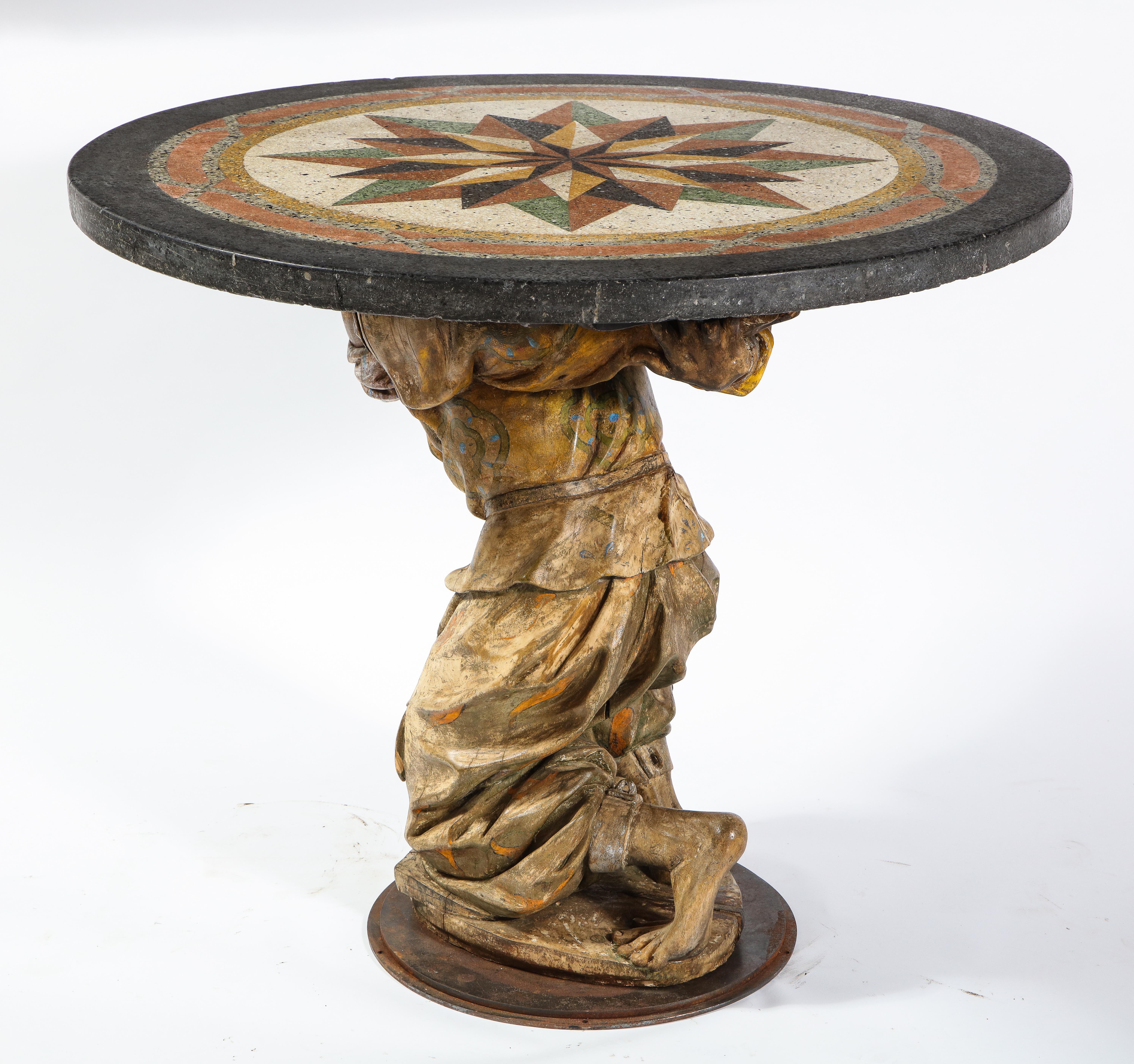 Mitteltisch mit geschnitzter römischer Holzfigur eines Mannes mit Pietra Dura-Platte, geschnitzt (Italienisch) im Angebot