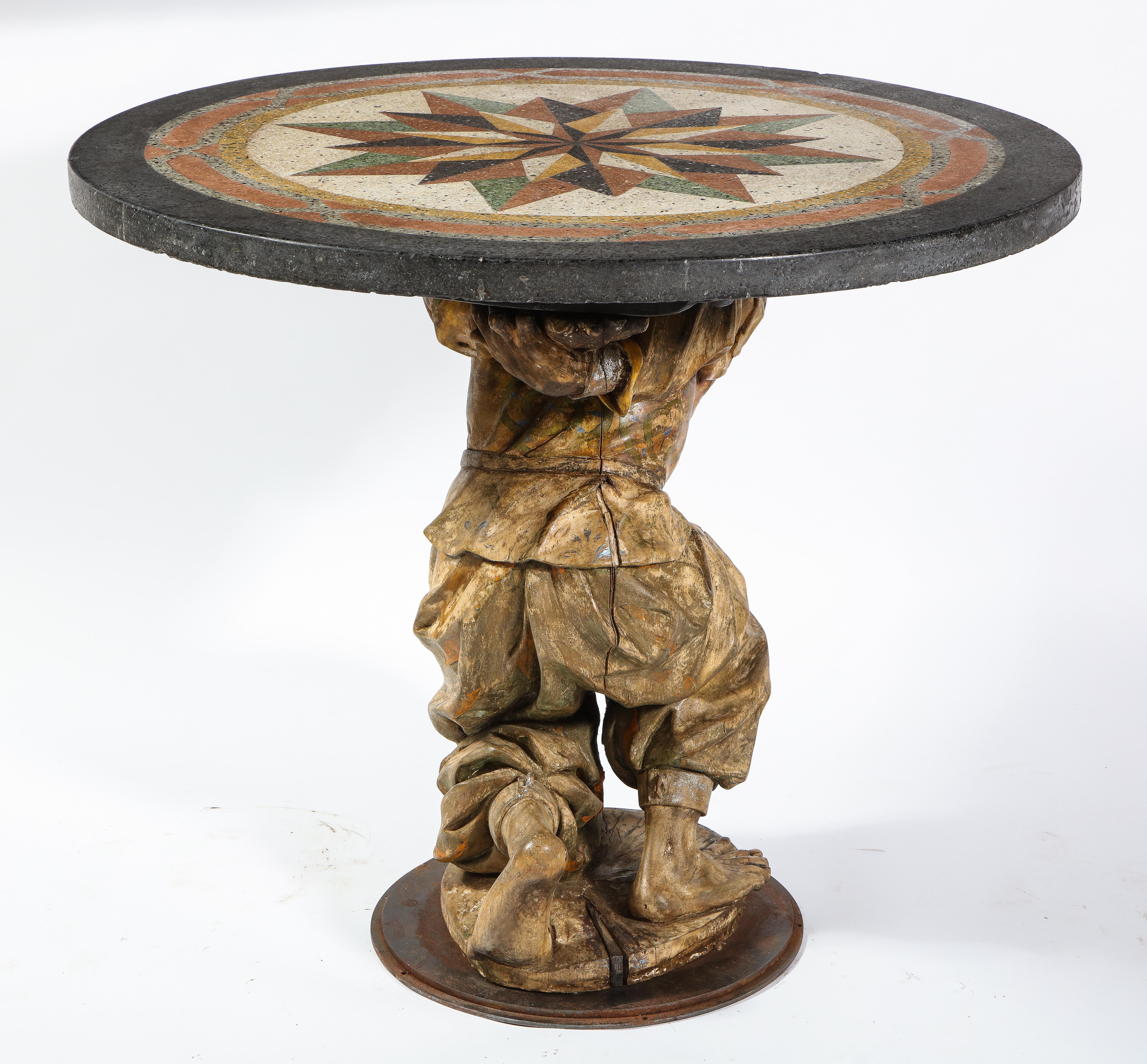 Mitteltisch mit geschnitzter römischer Holzfigur eines Mannes mit Pietra Dura-Platte, geschnitzt (Handgeschnitzt) im Angebot