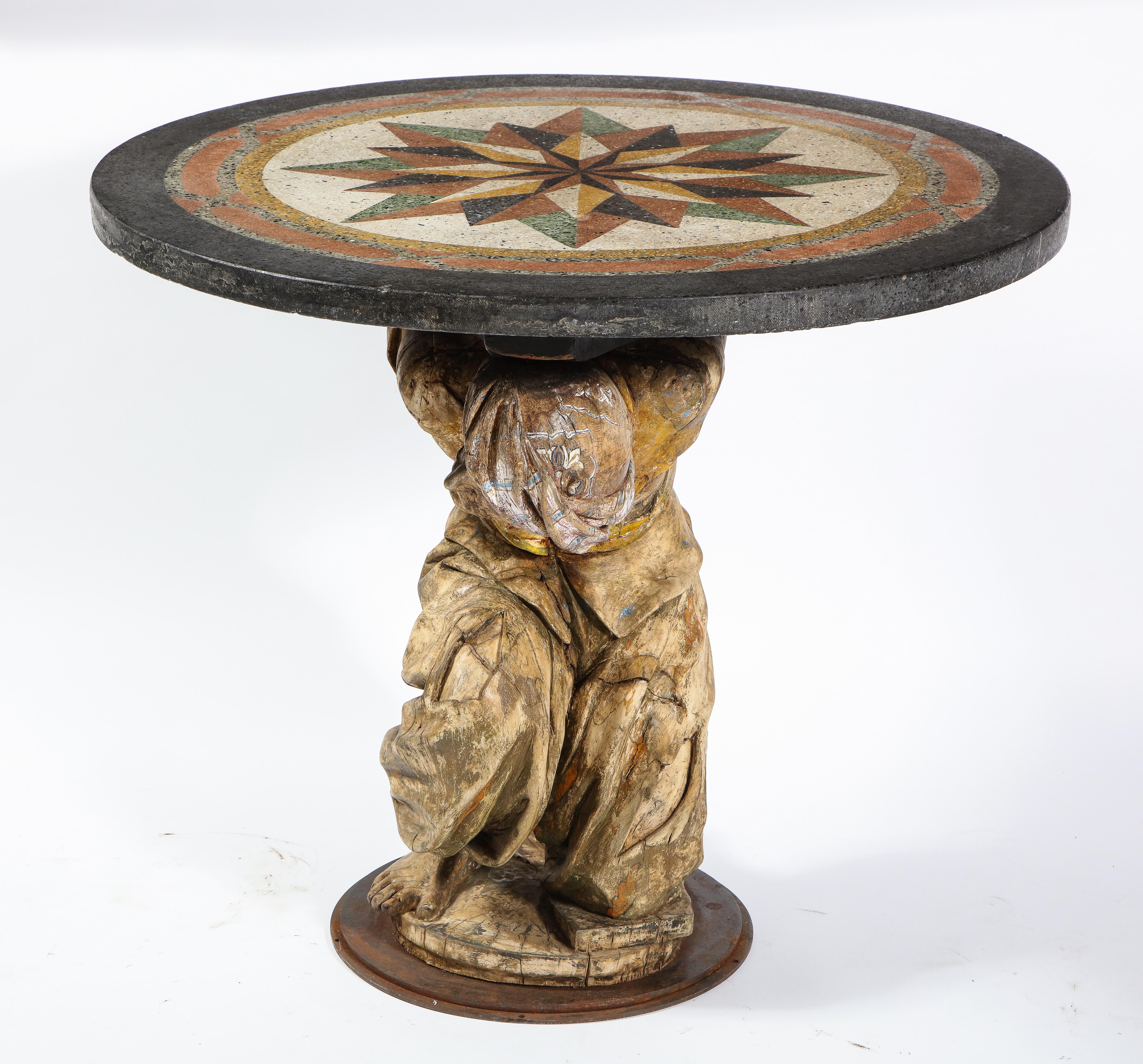 Mitteltisch mit geschnitzter römischer Holzfigur eines Mannes mit Pietra Dura-Platte, geschnitzt im Zustand „Relativ gut“ im Angebot in New York, NY