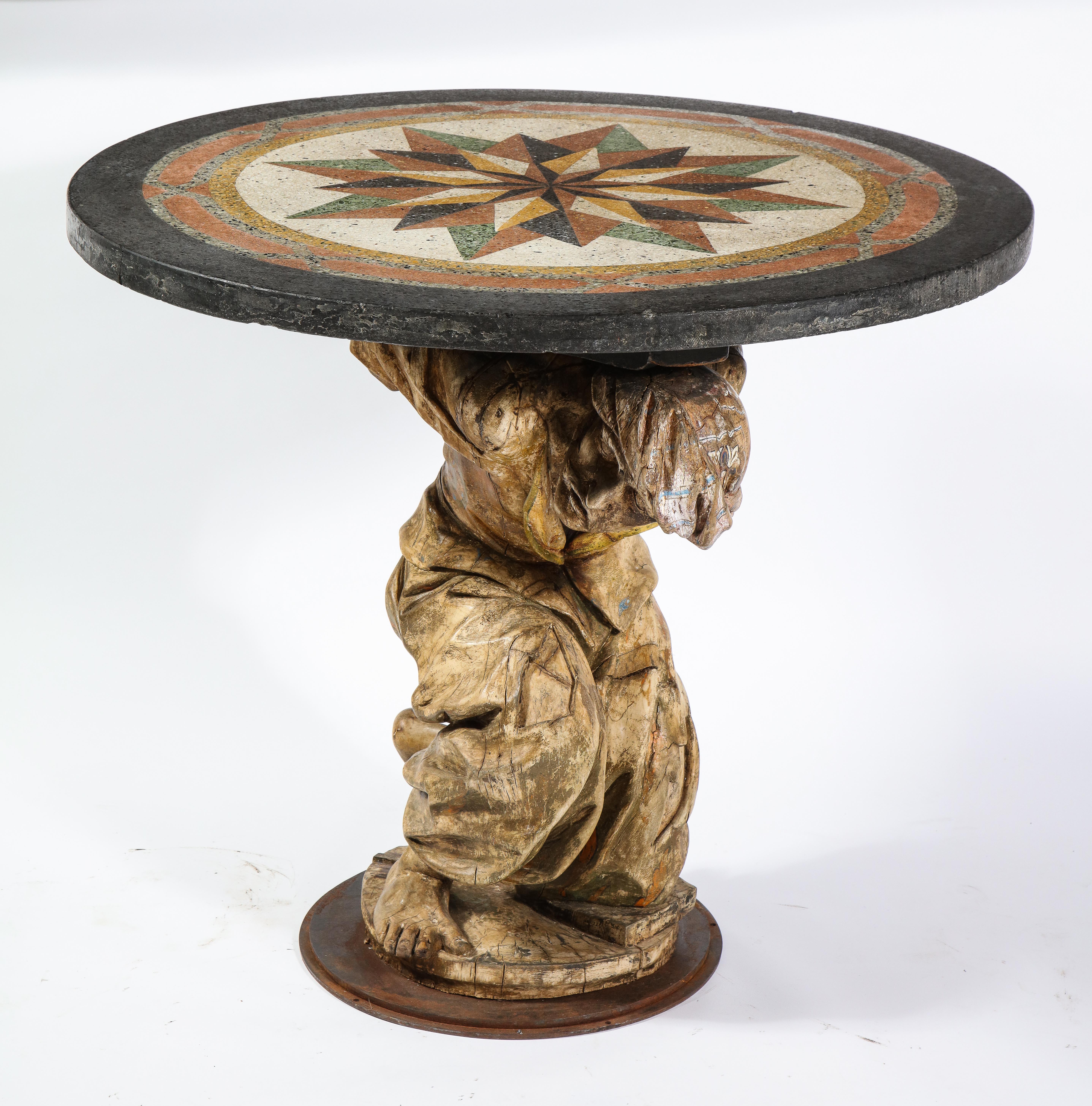 Mitteltisch mit geschnitzter römischer Holzfigur eines Mannes mit Pietra Dura-Platte, geschnitzt (Mittleres 19. Jahrhundert) im Angebot