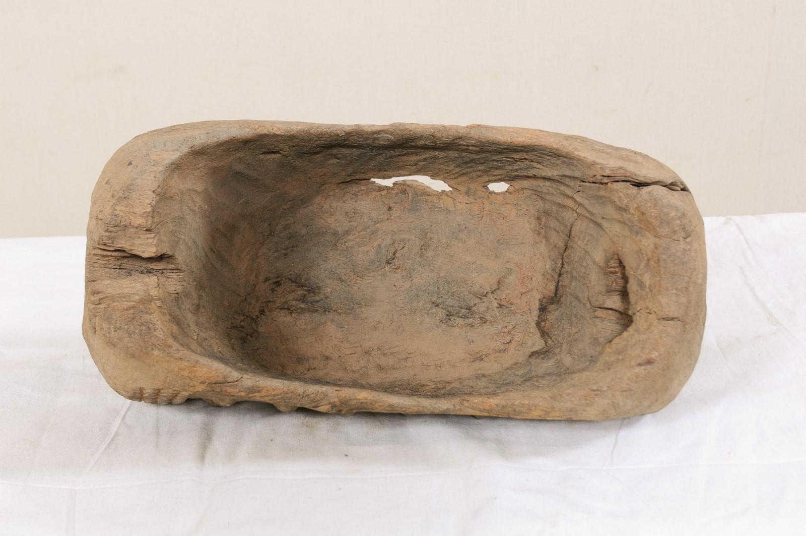 Vase en bois d'Afrique centrale orné de figures sculptées le long des côtés en vente 3