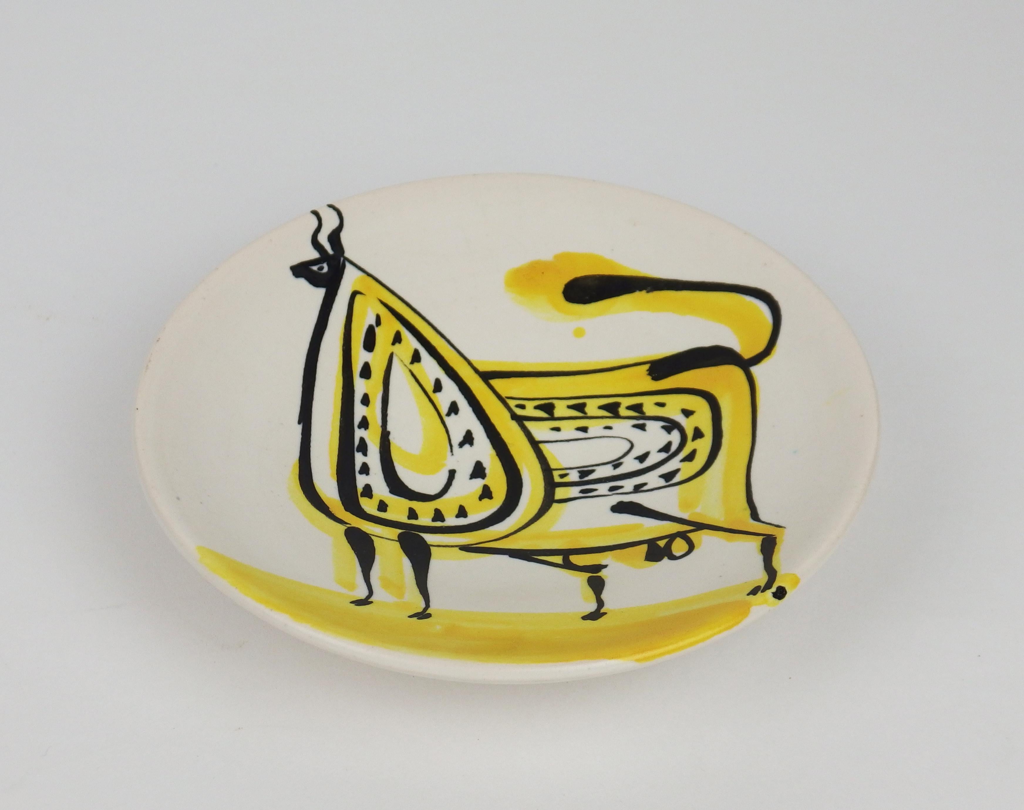 An tin-glazed earthenware bowl with a black and yellow decoration of a stylized bull on white glaze .Signed Capron Vallauris.
Good condition. No restoration.
