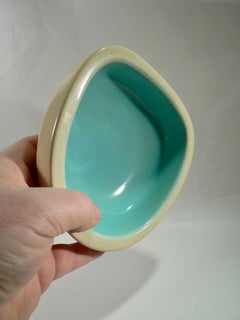 Vassoio portaoggetti in ceramica della Francia KERAMOS 1950.