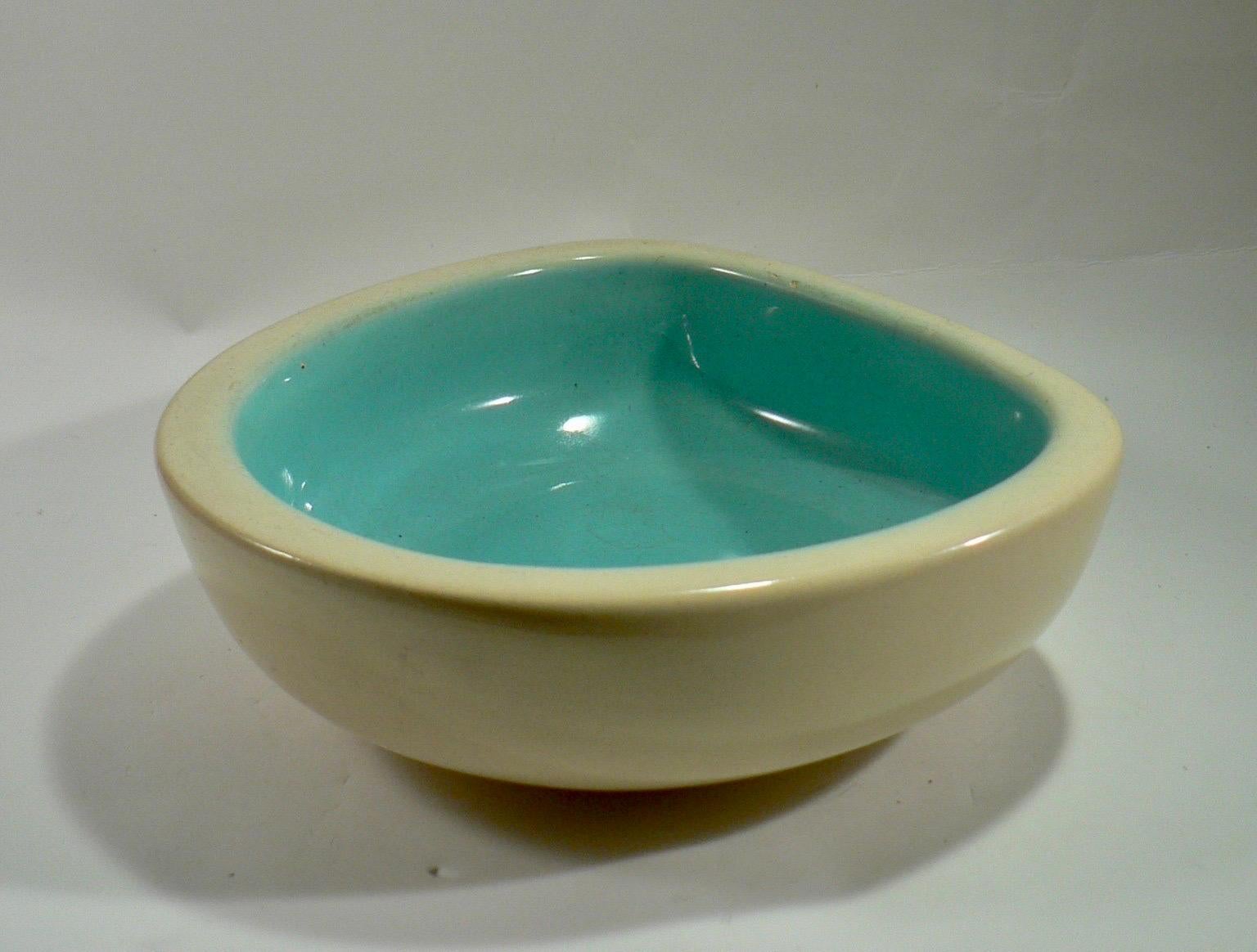 Ein Keramikbehälter aus Frankreich KERAMOS, 1950er-Jahre. im Zustand „Hervorragend“ im Angebot in SOTTEVILLE-LÈS-ROUEN, FR