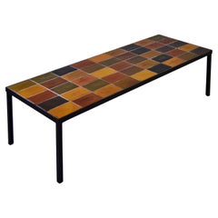 Une table basse en céramique de Roger Capron datant des années 1960, Vallauris, France.