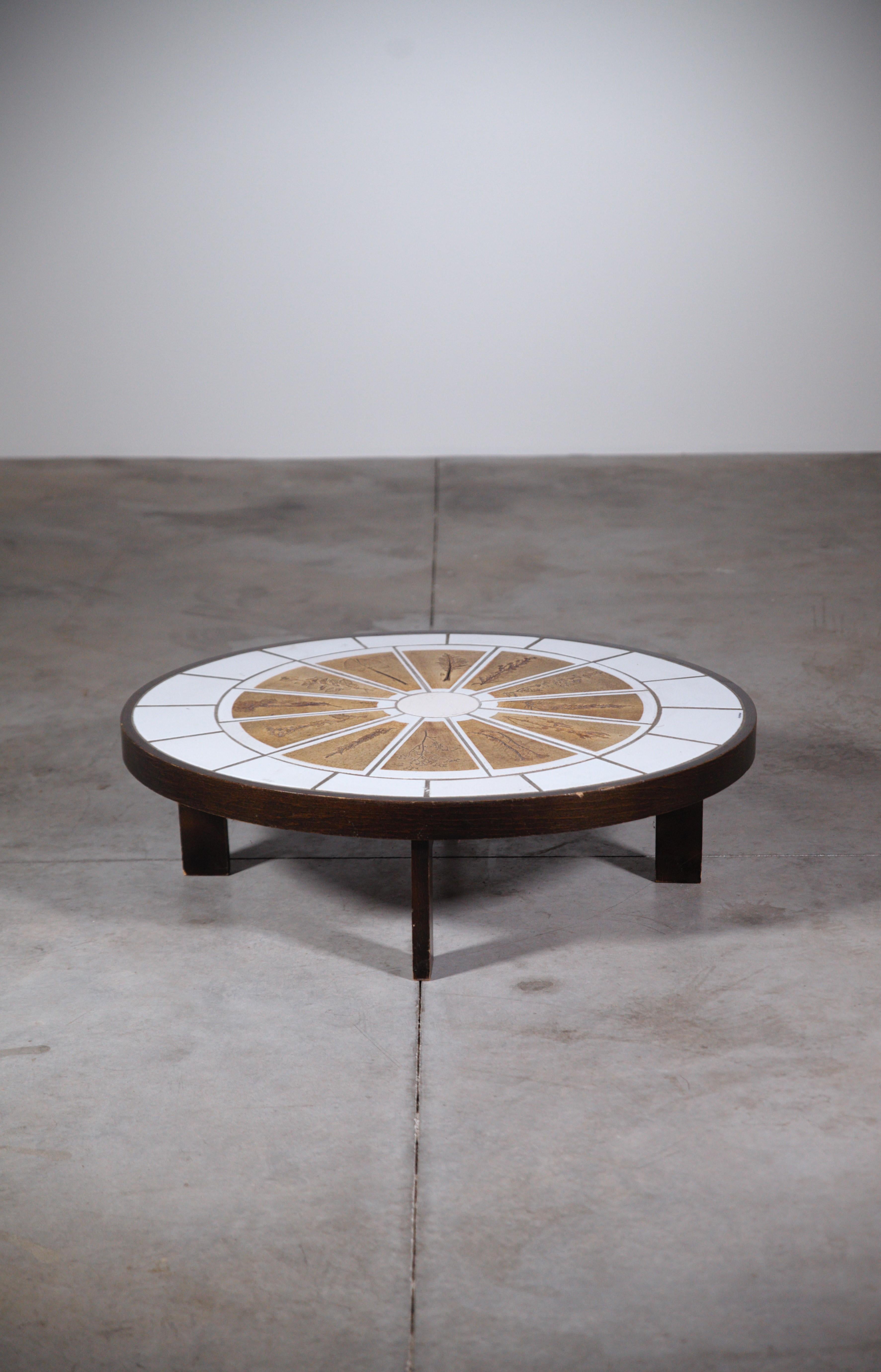 Un tavolino in ceramica di Roger Capron.

Vallauris Francia anni '70

Firmato R. Capron.

In buone condizioni

Segnalazione: una leggera mancanza di legno su un piede. 