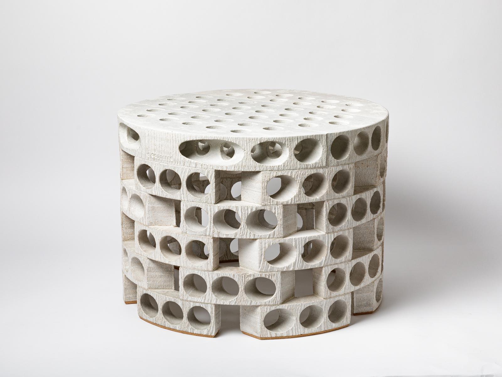 Une table basse ou un bout de canapé en céramique de Maarten Stuer.
2022.
Cette pièce peut être placée à l'intérieur ou à l'extérieur.
Une paire de tables est maintenant disponible.
Signé et daté.