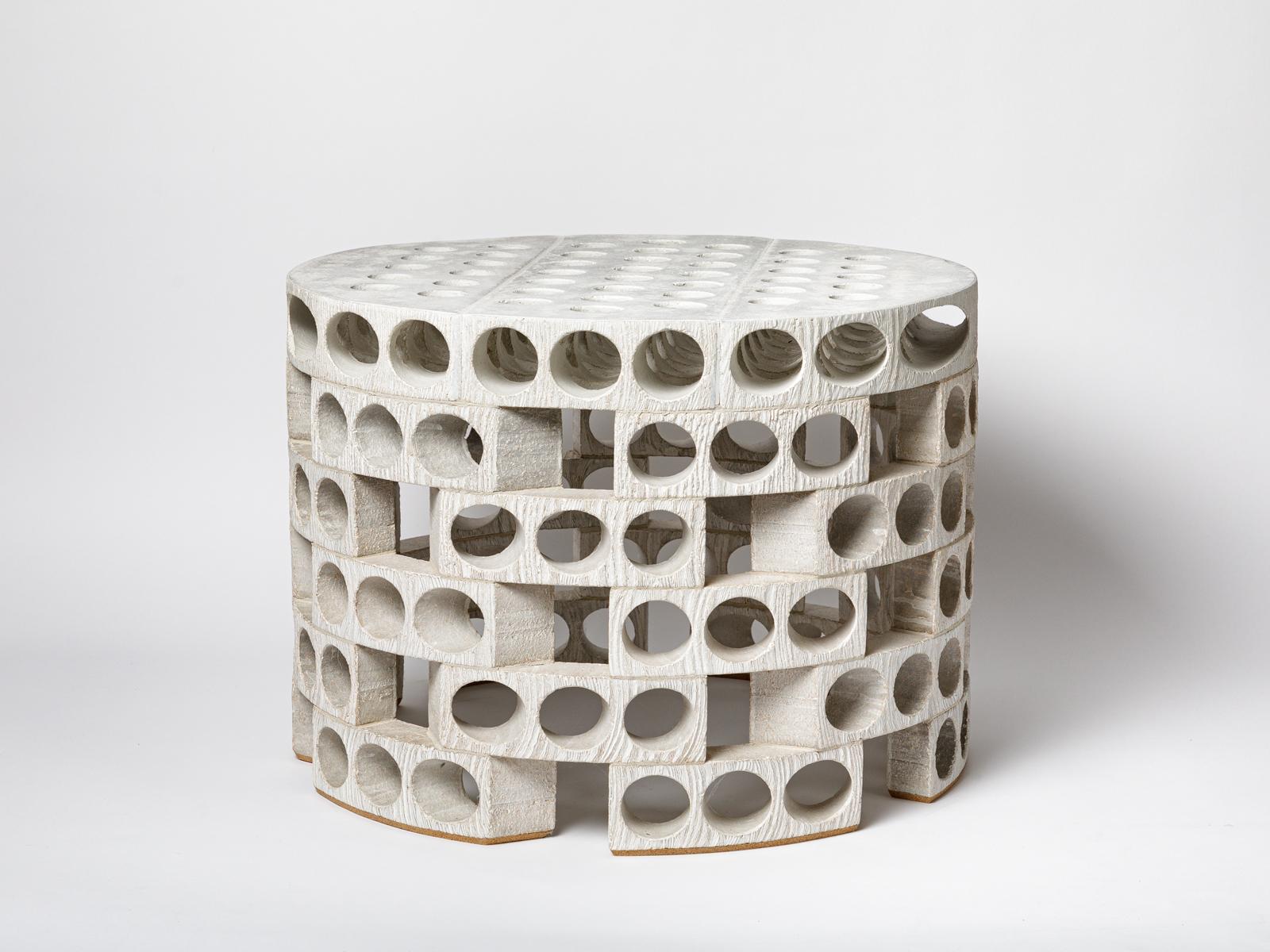 Une table basse ou un bout de canapé en céramique de Maarten Stuer.
2022.
Cette pièce peut être placée à l'intérieur ou à l'extérieur.
Une paire de tables est maintenant disponible.
Signé et daté.