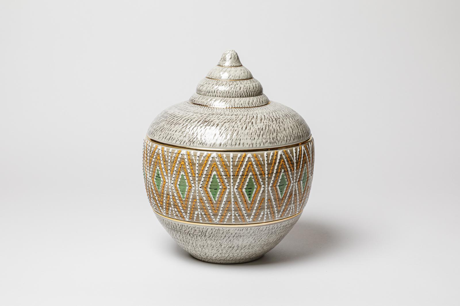 Un vaso rivestito in ceramica con decorazioni in smalto bianco, verde, grigio, arancione, nero e oro.
Firmato sotto la base 