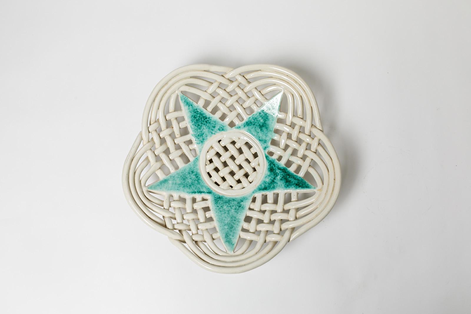 Beaux-Arts Tazza in ceramica di Sainte Radegonde con smalti bianchi e verdi, 1950-1960 ca. in vendita