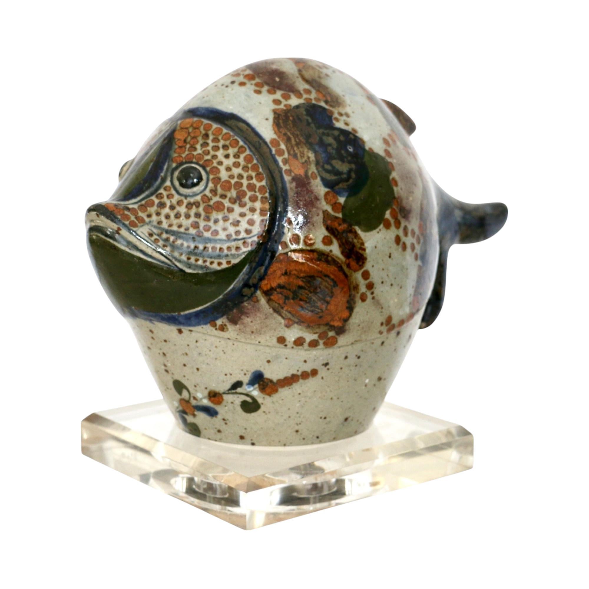 Una grande ceramica su base di plexiglass che rappresenta un pesce, opera dell'artista Bernadec. Tonala, Jalisco, Messico anni '70.