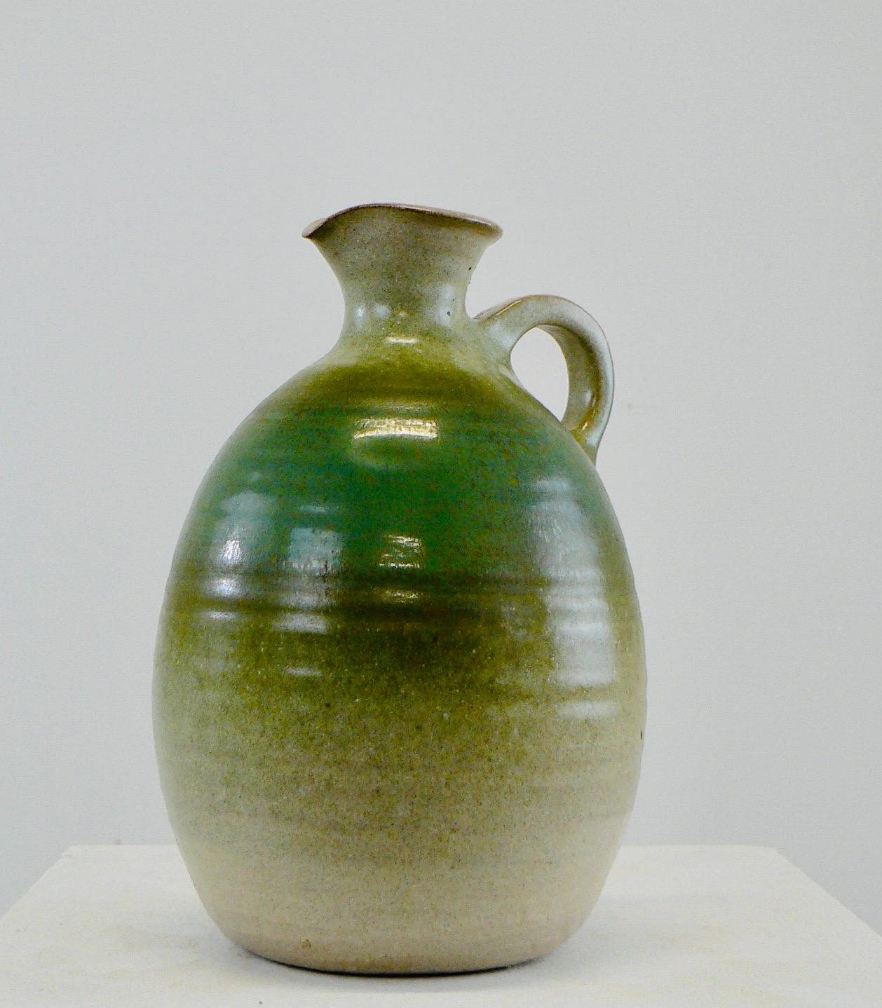 Ein Wasserkrug oder eine einblütige Vase aus französischer Keramik, wahrscheinlich aus den 1950er Jahren. Am Sockel signiert, Unterschrift nicht entzifferbar.