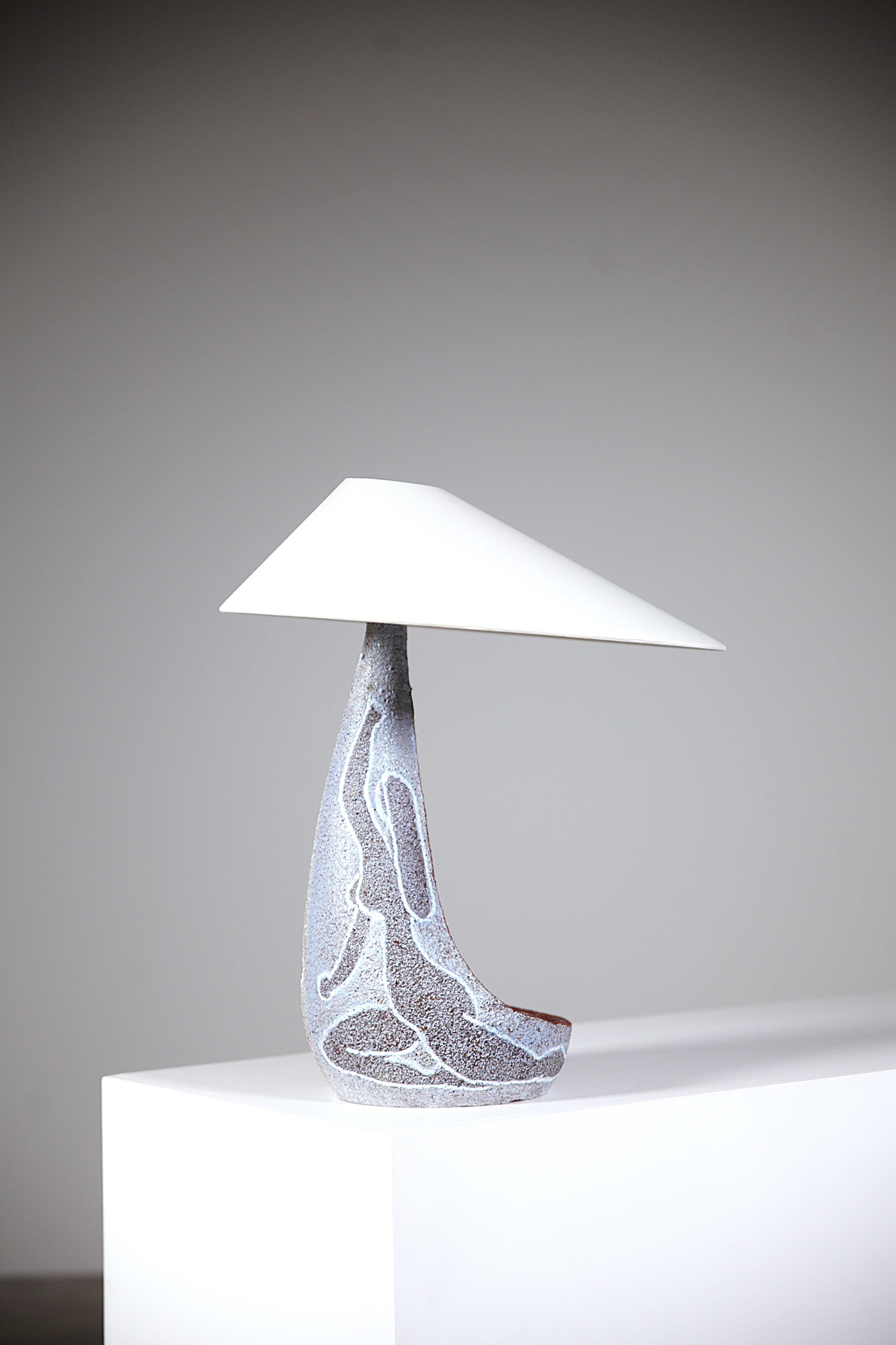 Un'eccezionale e rara lampada in ceramica di les Potiers D'accolay Francia anni '70.

Disegno di Raphael Giarrusso ( Disegno su richiesta ).

Bella lampada a due facce con due colori e disegno di donna nuda.

Il paralume è nuovo e realizzato nel