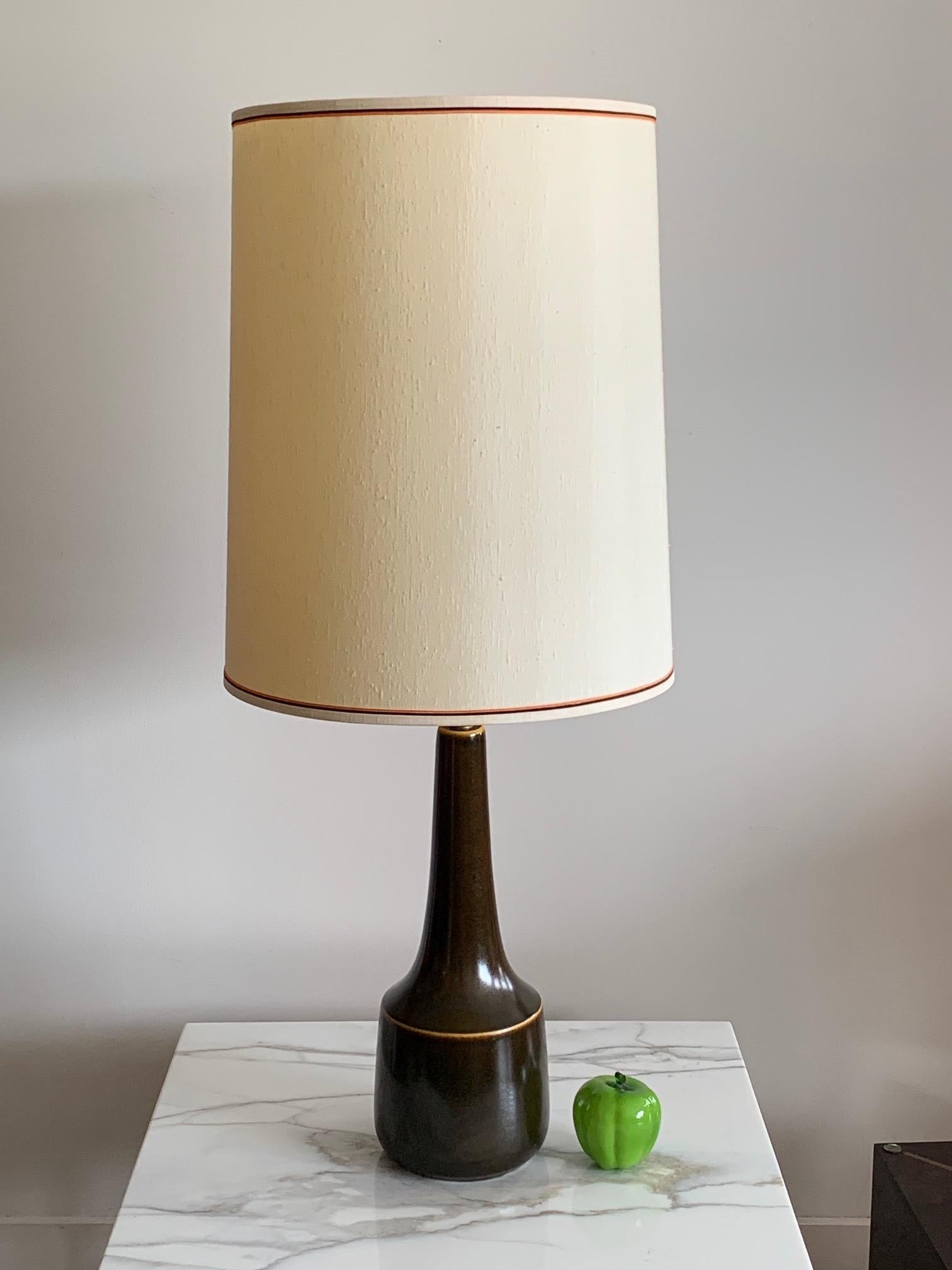 A beautiful ceramic lamp by Lotte & Gunnar Bostlund, made in Canada, circa early 1960s. Beautiful glaze varying from dark brown to light brown/yellow on the edges.