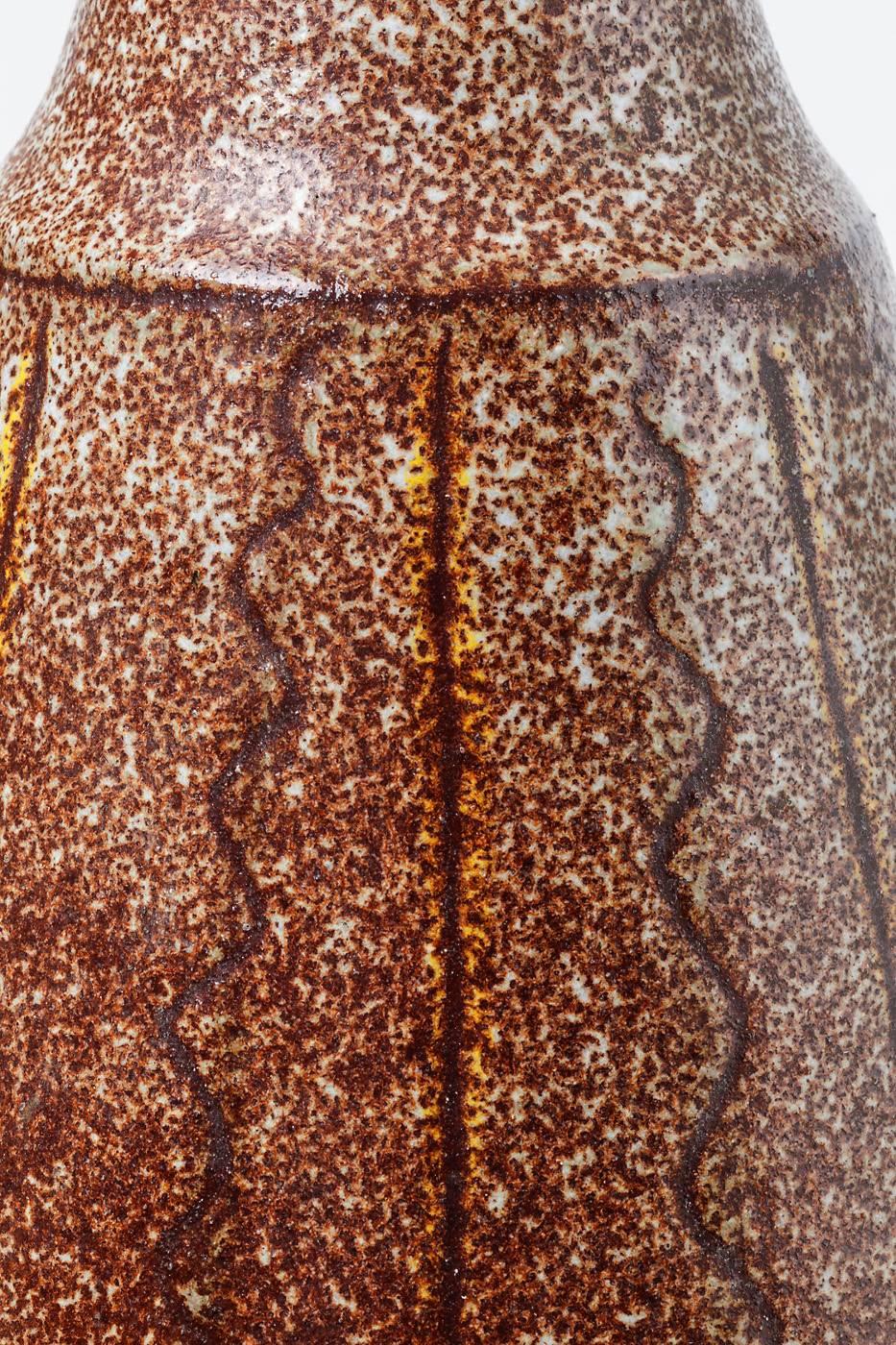 Eine Keramiklampe mit brauner Glasur.
Signiert unter der Basis 