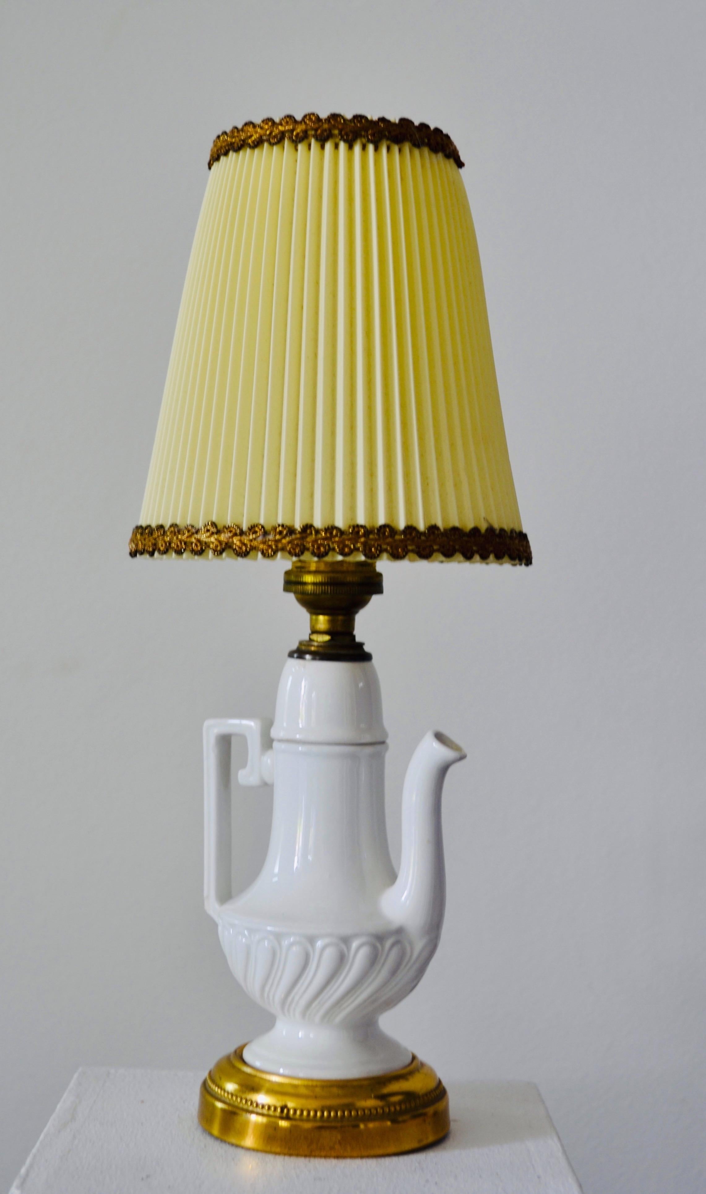A ceramic lamp with gilded brass accents - Napoleon III style - France. In Good Condition For Sale In SOTTEVILLE-LÈS-ROUEN, FR