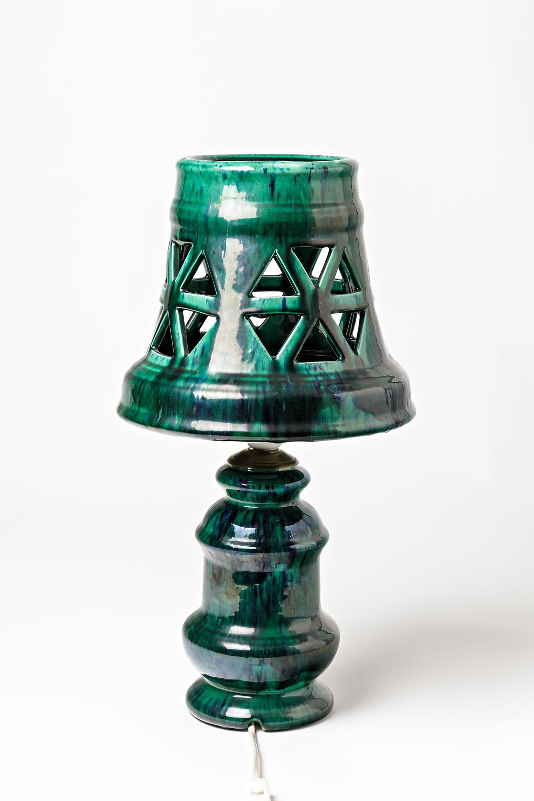 Lampe en céramique avec décoration en glaçure verte.
Conditions d'origine parfaites.
Signé 