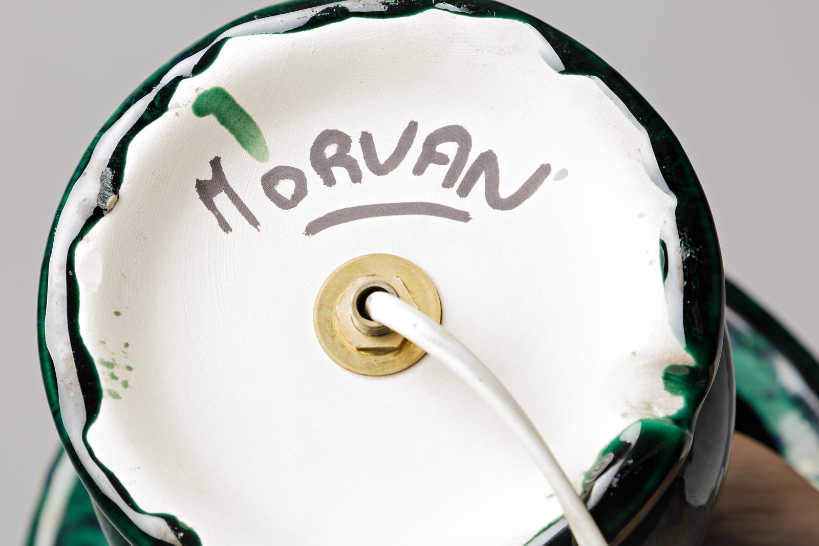 Français Lampe en céramique à décor de glaçure verte, signée Morvan, vers 1960-1970 en vente