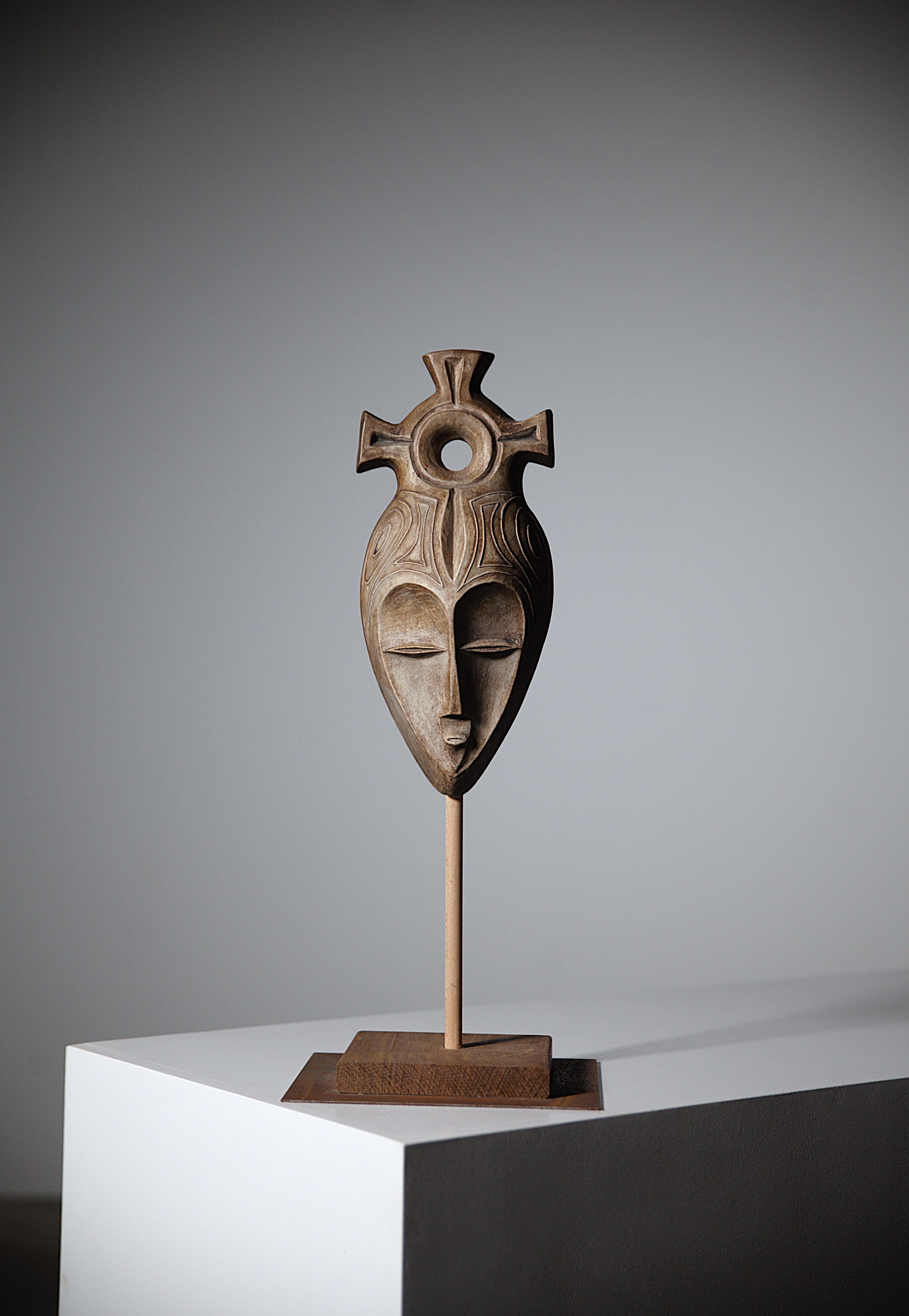 Una máscara de cerámica africana de Marino Le Vaucour.

Vallauris, Francia Años 60

Firmado.

Tamaño de la máscara : Altura : 32cm Grande : 14cm
Tamaño del pedestal : Altura : 51cm Grande : 21 X 19cm

El pedestal está incluido ( madera y metal )