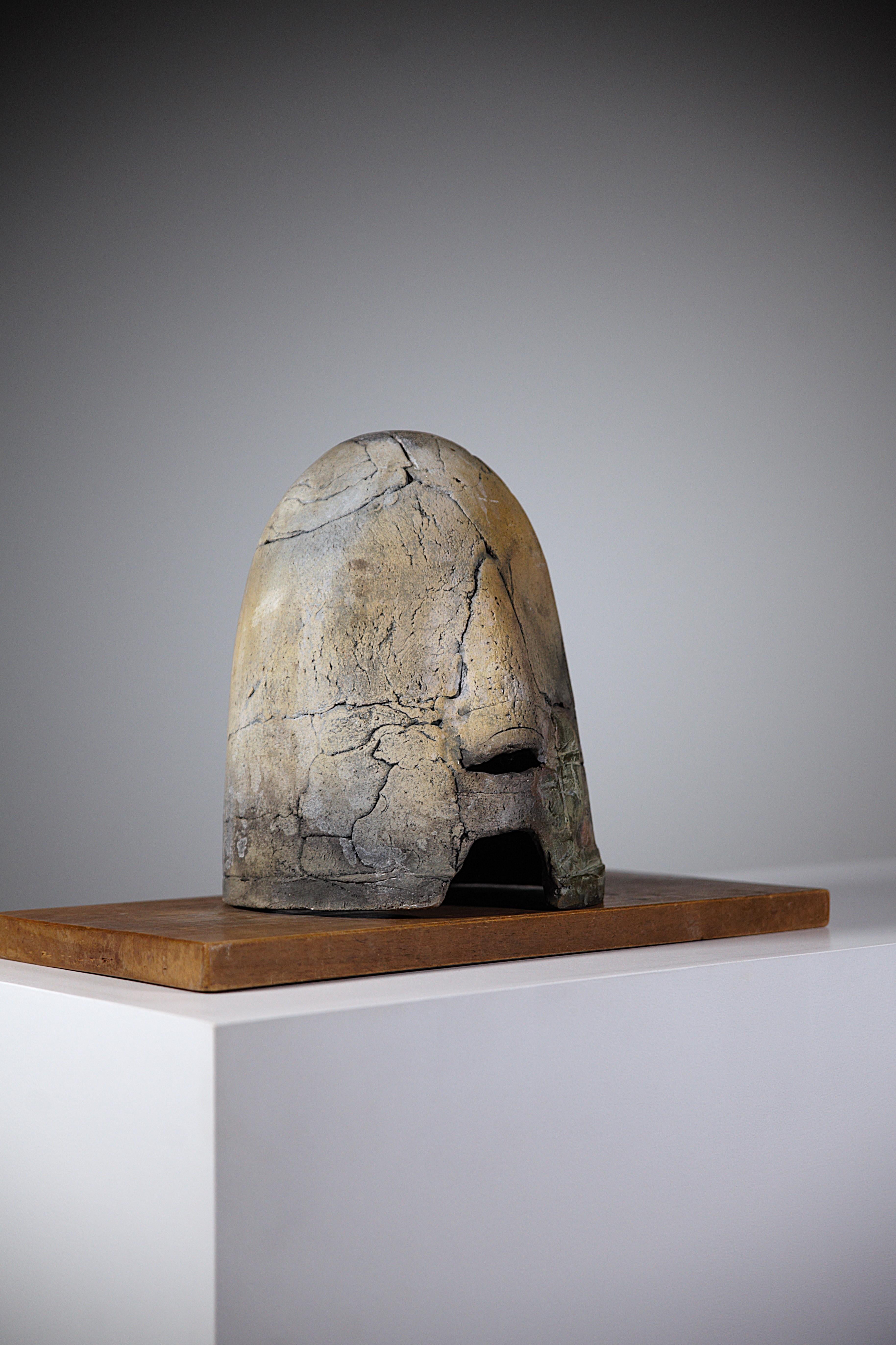 Smaltato Scultura di maschera in ceramica di Christine Fabre Francia anni 2000 in vendita