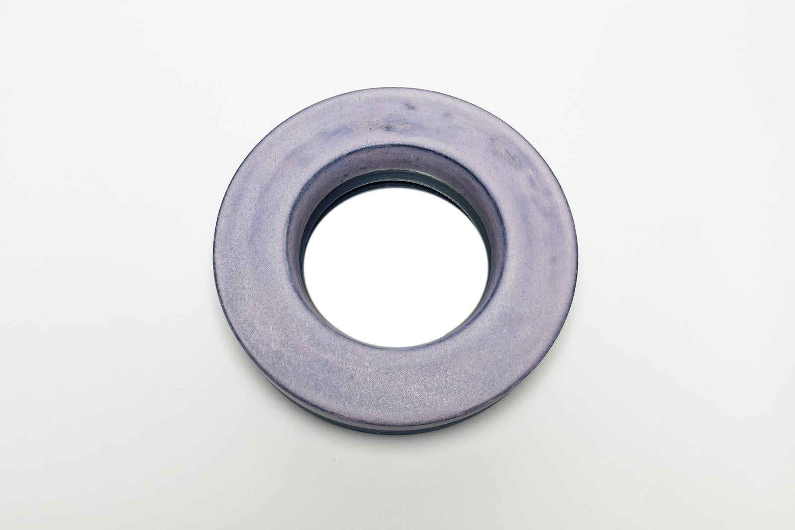 Ein Keramikspiegel mit blauer und lila Glasur von Mia Jensen.
Einzigartiges Stück.
Unter dem Sockel signiert.
Einzigartiges Stück,
ca. 2019.
