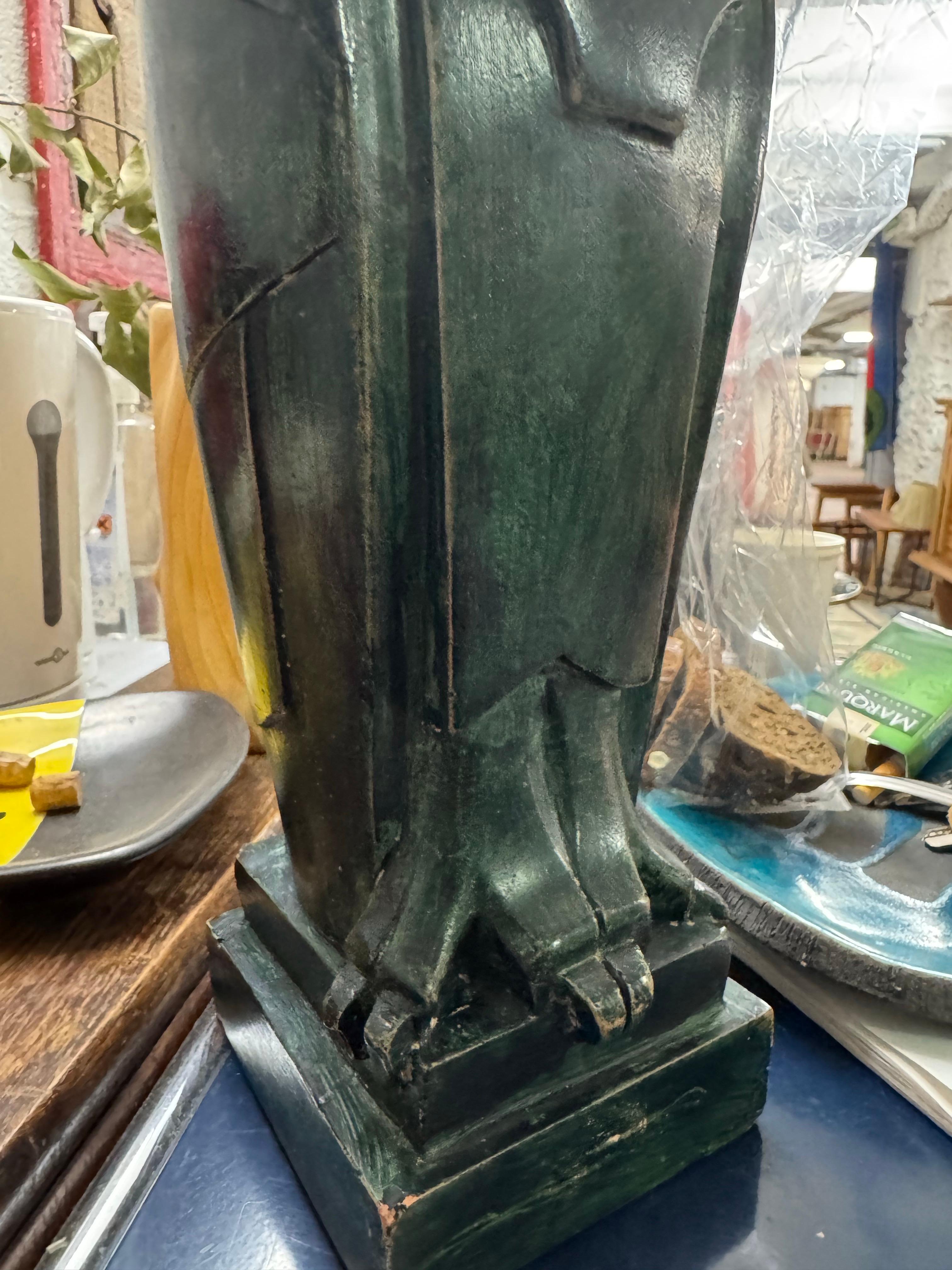 Dans le style du sculpteur Sandoz, un hibou en céramique patinée verte.